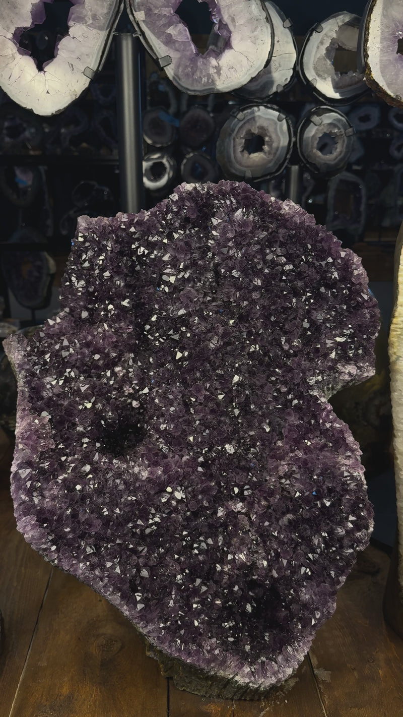 Amethyst Druse Uruguay 64,5 kg mit flächiger Kristallstruktur und violetter Farbe