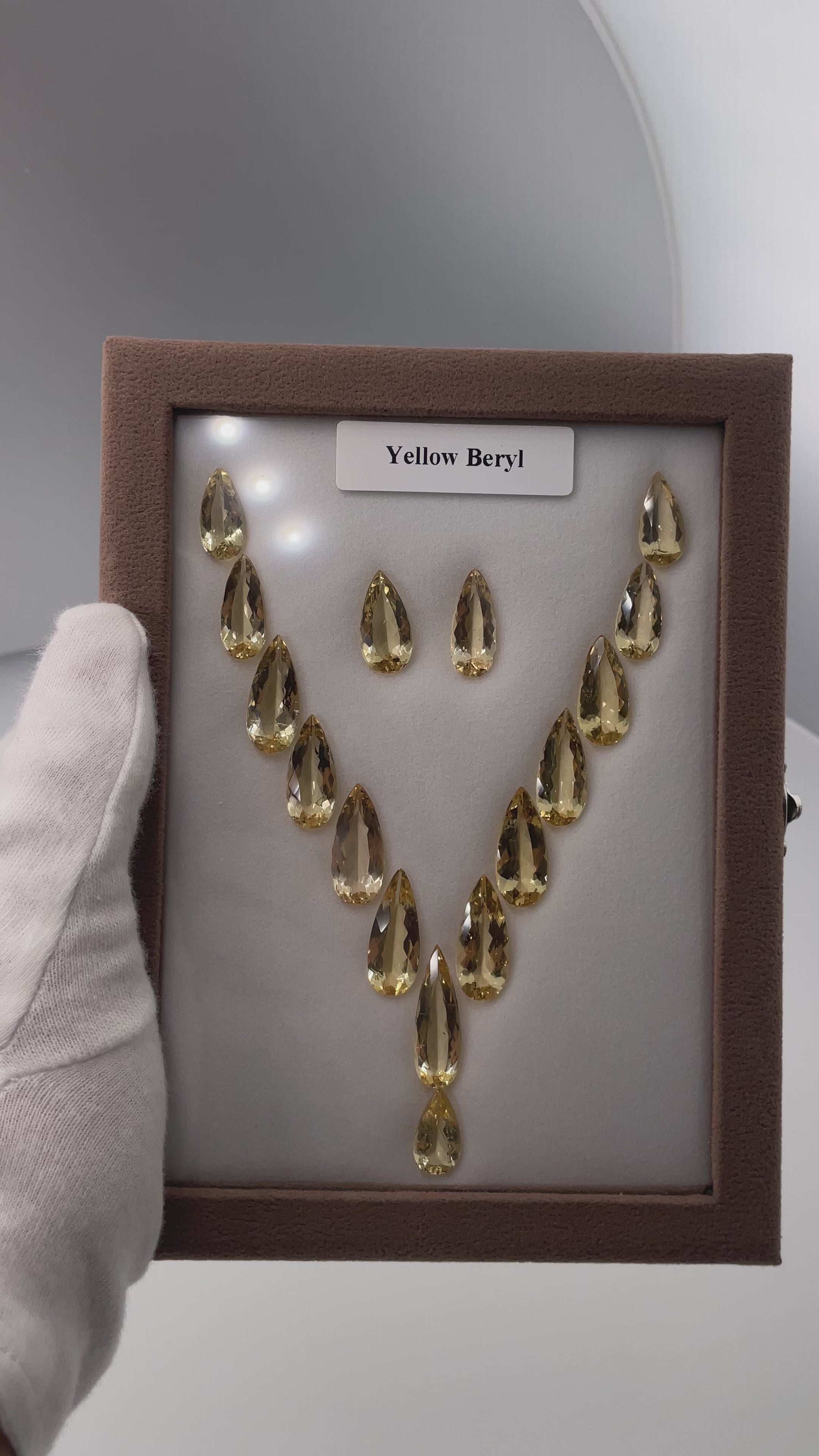 Video laden: 105,21 ct Beryll Set -16 Monumentale Statement-Edelsteine - Goldene Brillanz