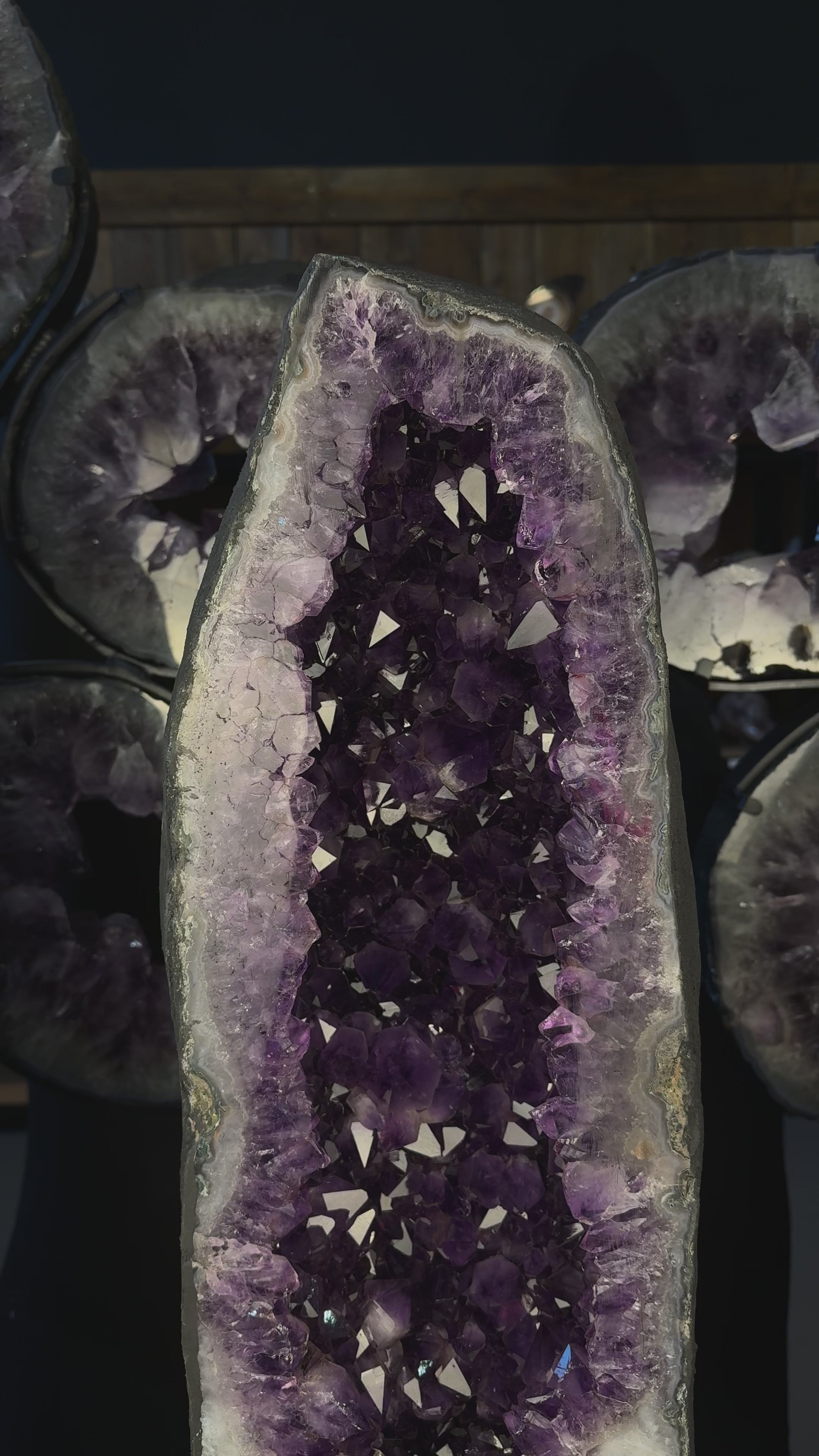 Load video: Große schlanke Amethyst Cathedral aus Brasilien mit intensiver violetter Kristallstruktur