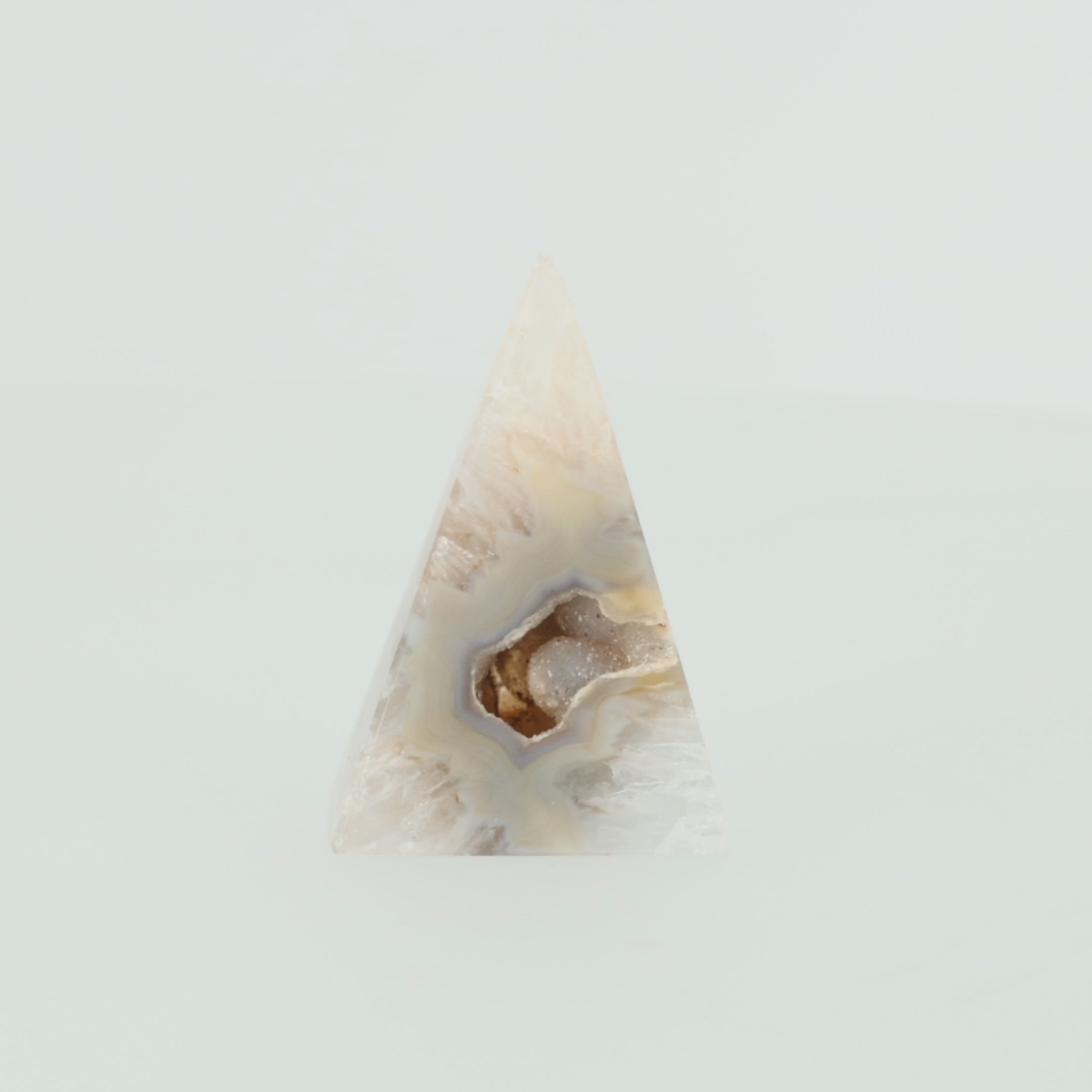 Video laden: Achat-Pyramide „Kristallquelle“ – Elegantes Naturkunstwerk mit funkelnder Druse (#465)