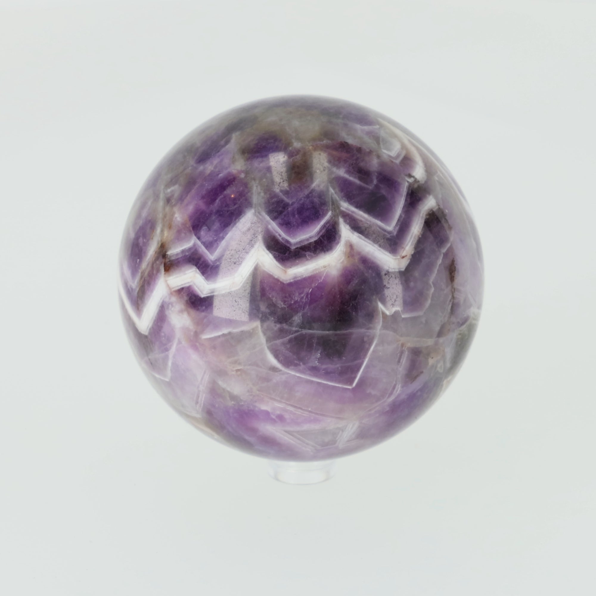 Video laden: Chevron Amethyst Kugel aus Brasilien – Ausdrucksstarke Bänderung in perfekter Kugelform | 764g Unikat (#613)