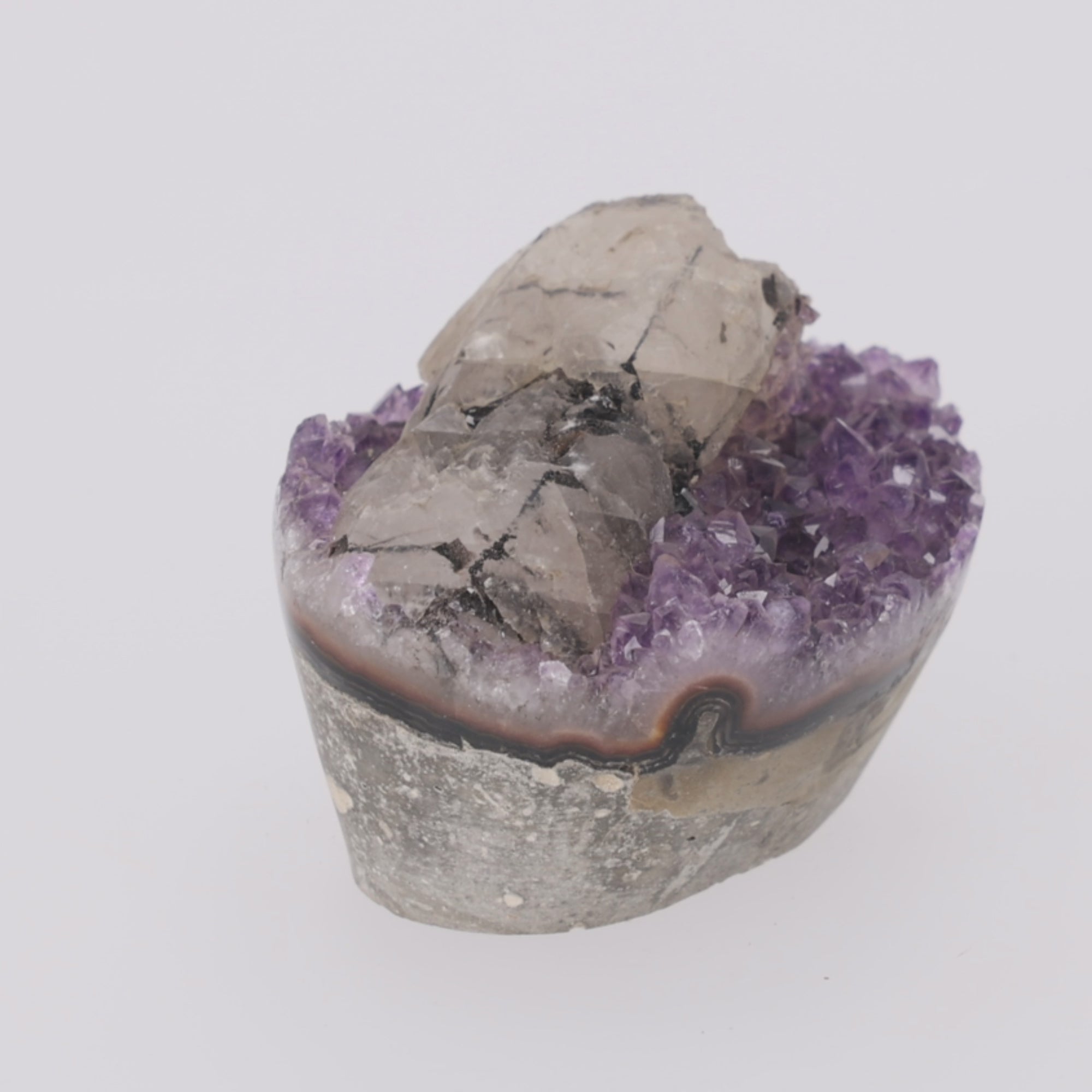 Video laden: Amethyst Mountain ✦ Amethystdruse mit Calcit &amp; Turmalin | 739 g (#945)
