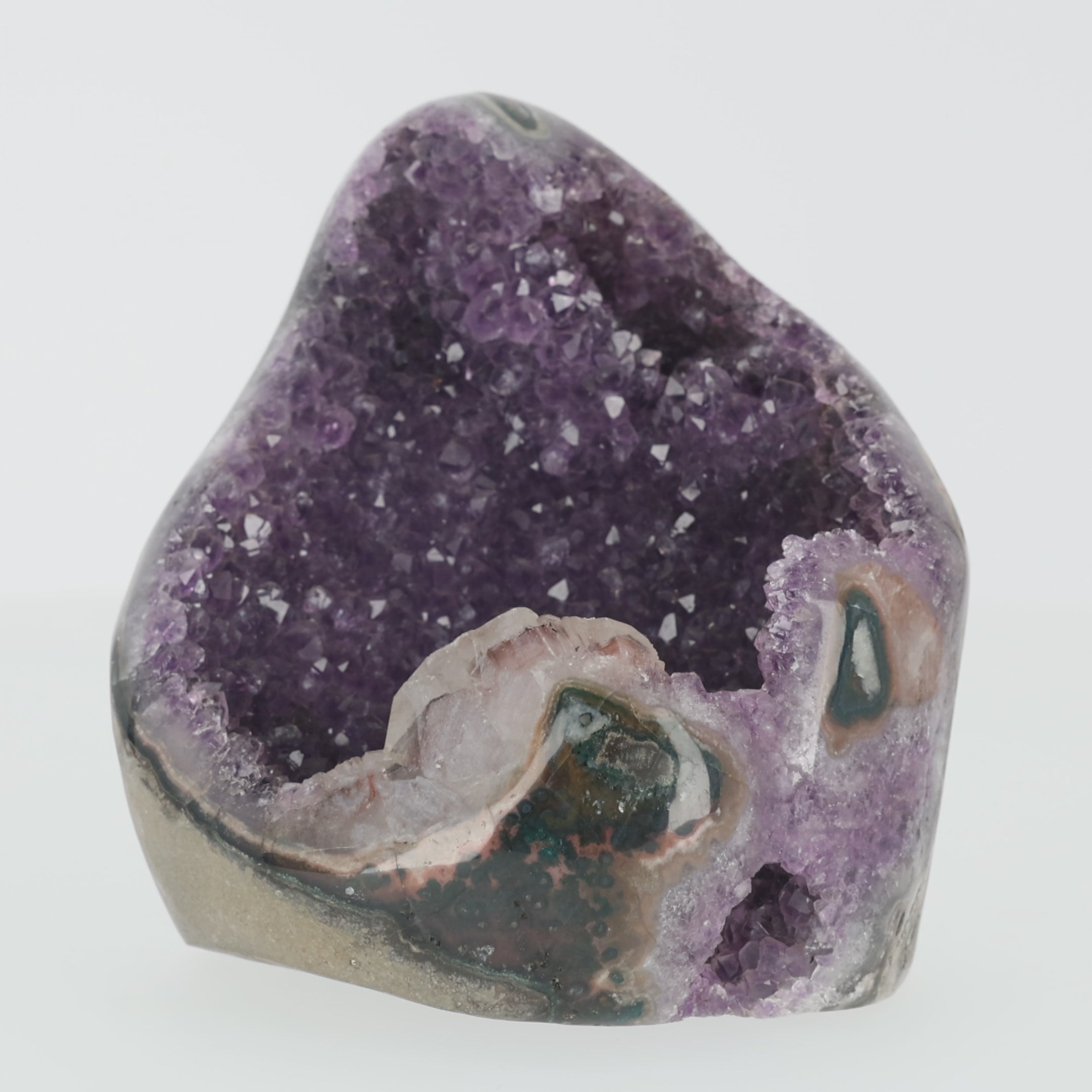 Load video: Amethyst-Druse mit natürlicher Kristallhöhle – Funkelndes Unikat in Violetttönen (#426)