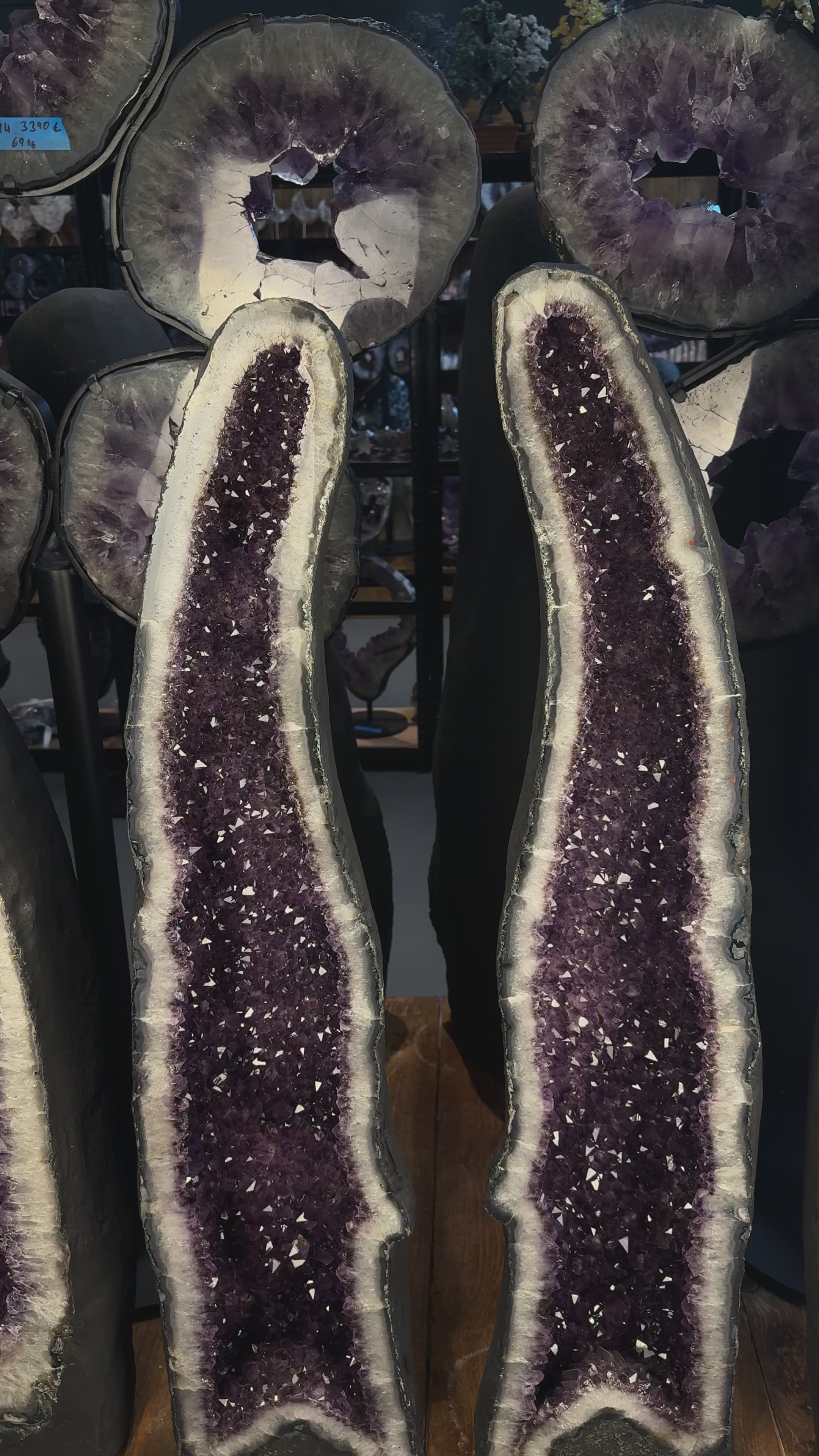 Load video: Amethyst Cathedral mit gleichmäßiger violetter Kristallstruktur aus Brasilien