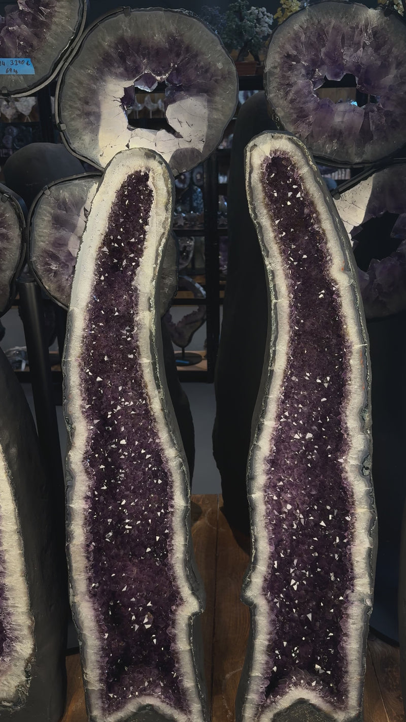 Amethyst Cathedral mit gleichmäßiger violetter Kristallstruktur aus Brasilien