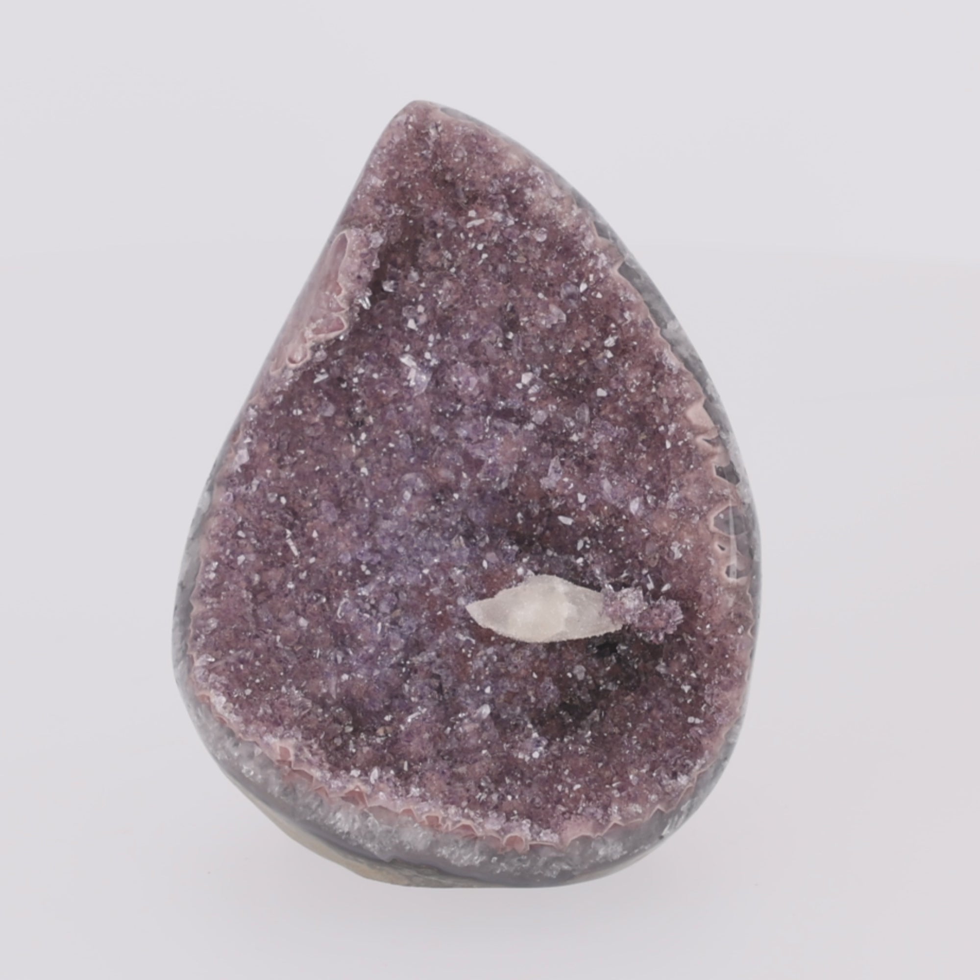Video laden: Crystal Whisper ✦ Amethyst-Druse mit Calcit Drusy | 1120 g (#846)