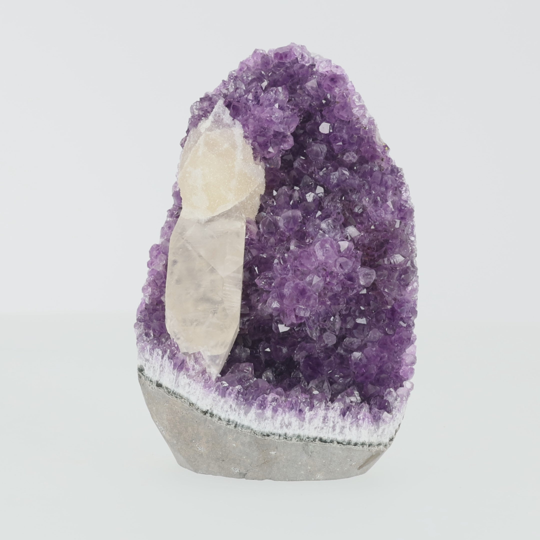 Video laden: Amethyst-Druse mit Calcit-Spitze „Kristallwächter“ (#418)
