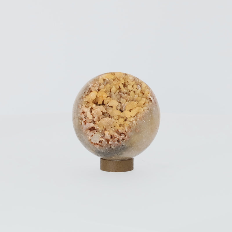 Achat Drusenkugel mit Calcit aus Brasilien 8,5 cm Kugel mit Drusenöffnung auf biologisch abbaubarem Ständer in Holzoptik