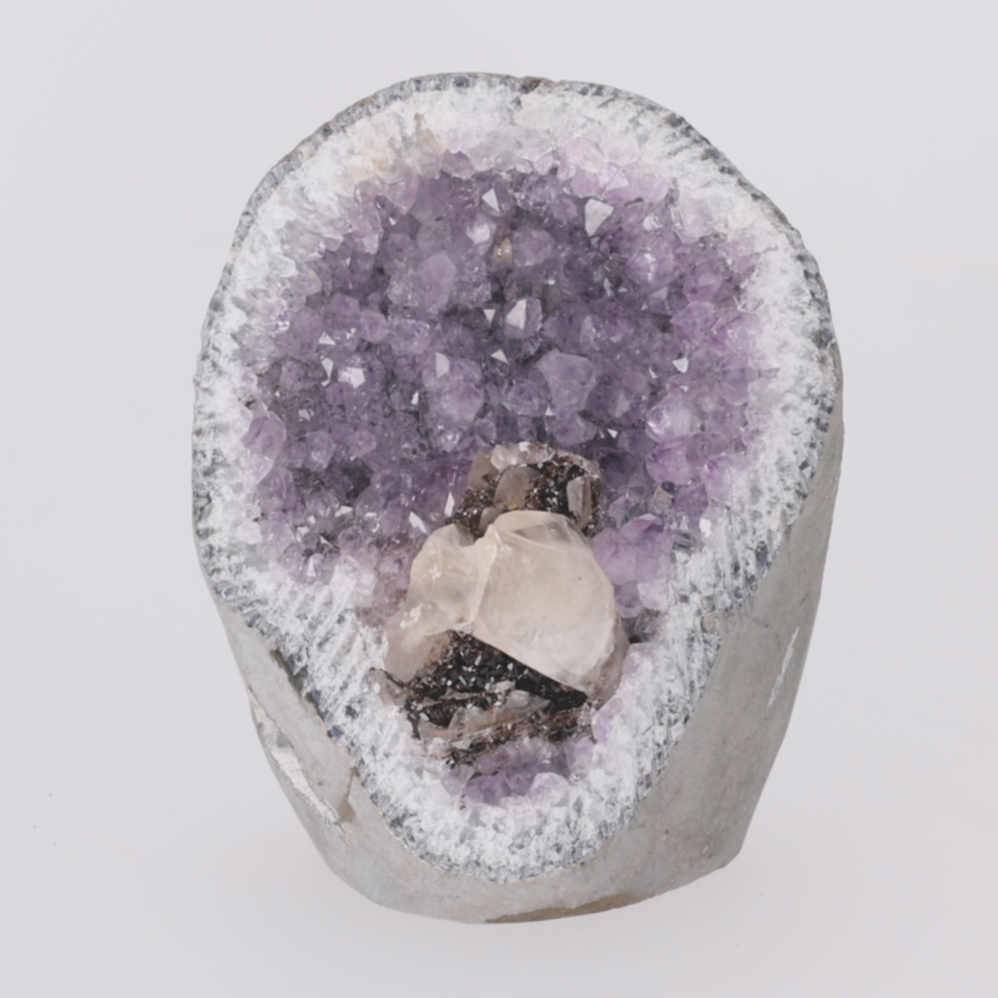 Video laden: Violet Throne ✦ Amethyst mit Calcit &amp; Turmalin-Einschlüssen – 1418 g Kristall-Unikat (#969)