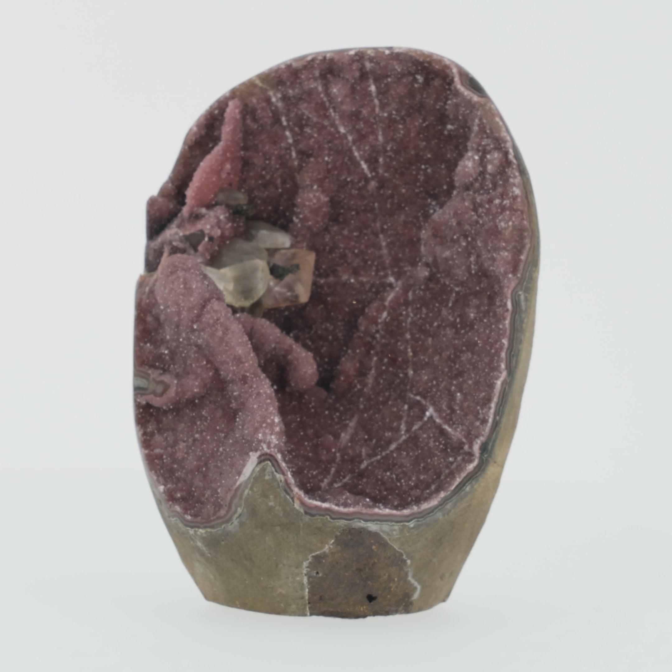 Video laden: Einzigartige Amethyst Druse aus Uruguay mit schwarzem Turmalin, Calcit und außergewöhnlicher rosa Kristalllandschaft (#509)
