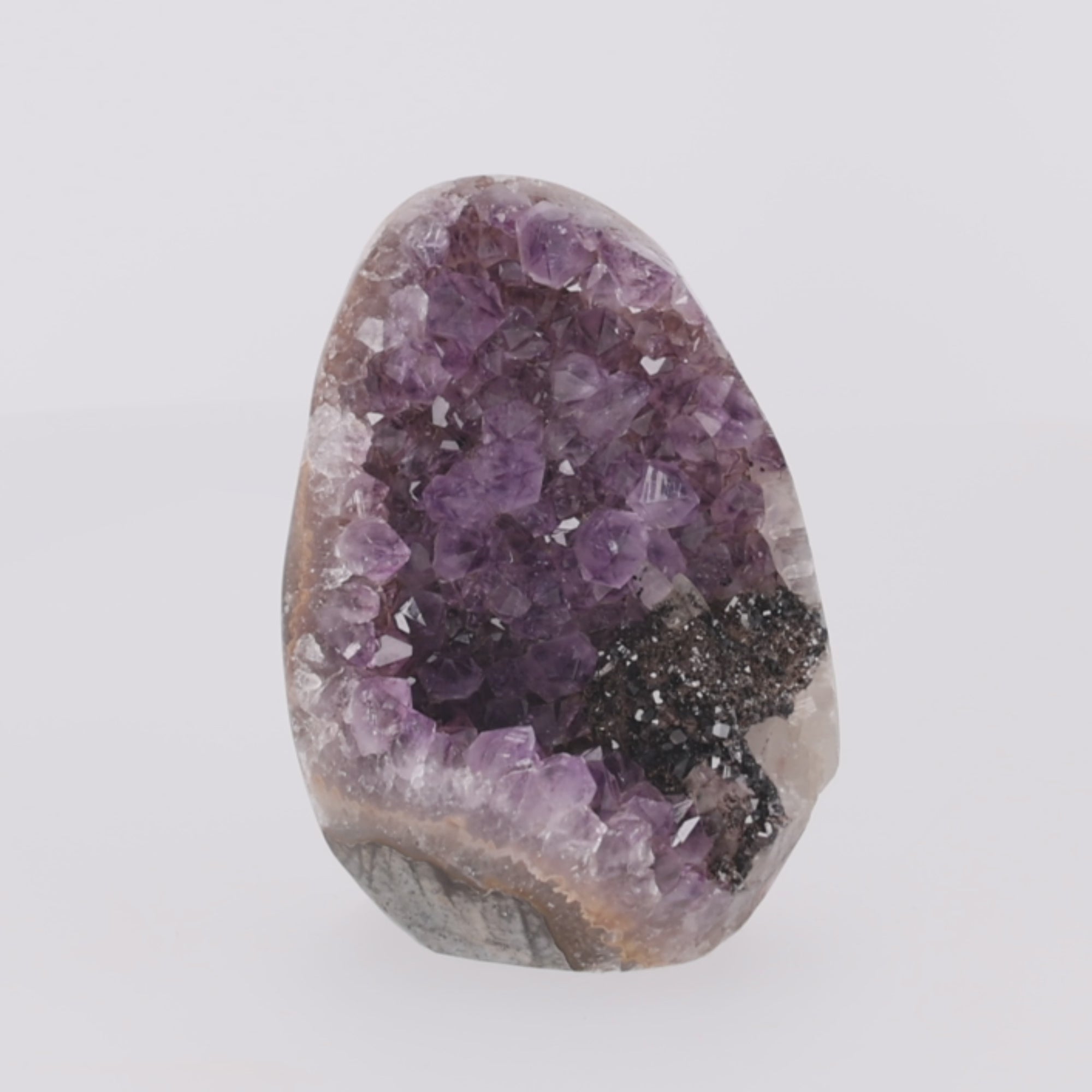 Video laden: Violet Ember ✦ Amethyst-Druse mit Calcit &amp; Turmalin aus Uruguay | 932 g (#865)