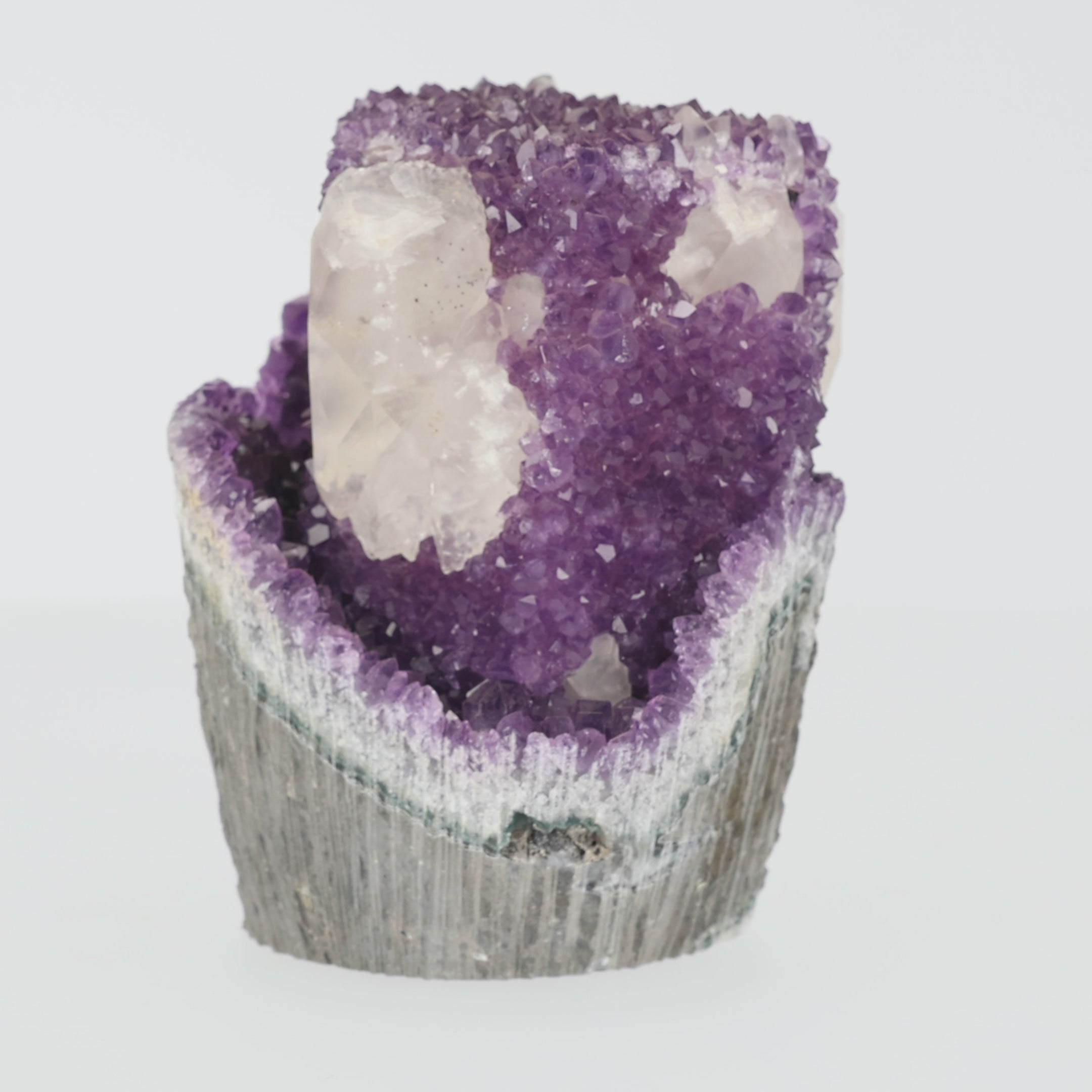 Video laden: Amethyst-Druse „Imperiale Krone“ mit markantem Calcit-Kristall (#424)
