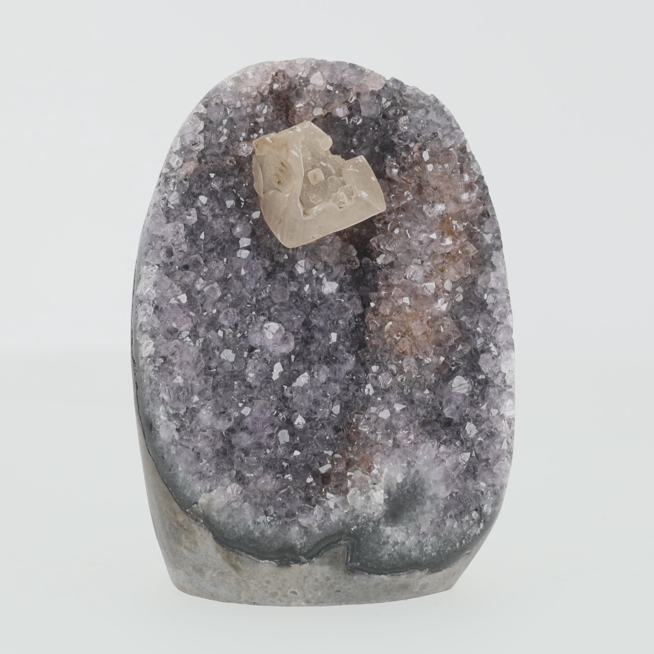 Video laden: Amethyst-Druse „Silberhauch“ – Amethyst Geode mit natürlichem Calcit-Kristall (#429)