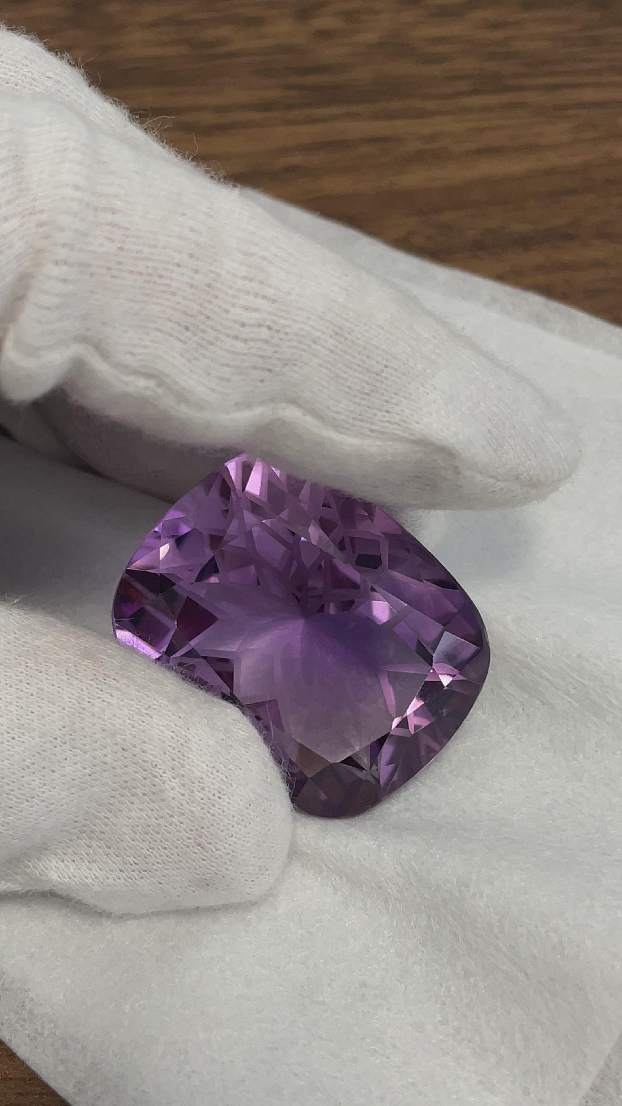 Load video: 18.07 ct Amethyst Oval Cut - Brilliant Deep Violet from Brazil - Premium Allrounder
