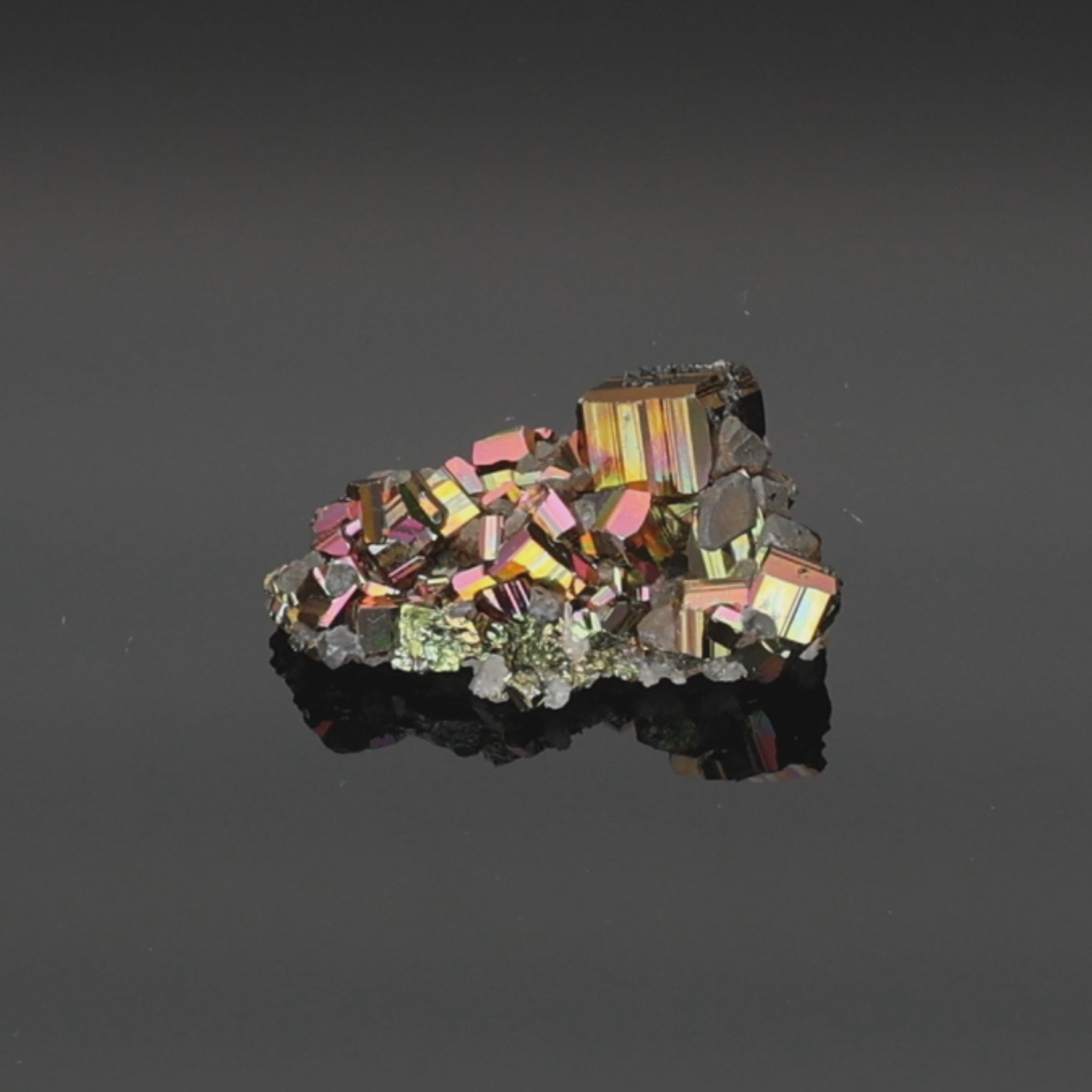 Load video: Solar Shard – Rainbow Pyrit aus Borneo, Indonesien – 36,98 g – Mineralien-Unikat (#1101)
