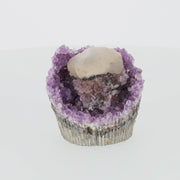 Amethyst mit Calcit aus Uruguay, Amethystkristalle mit hellen Calcitformationen, natürlich gewachsenes Mineralunikat.