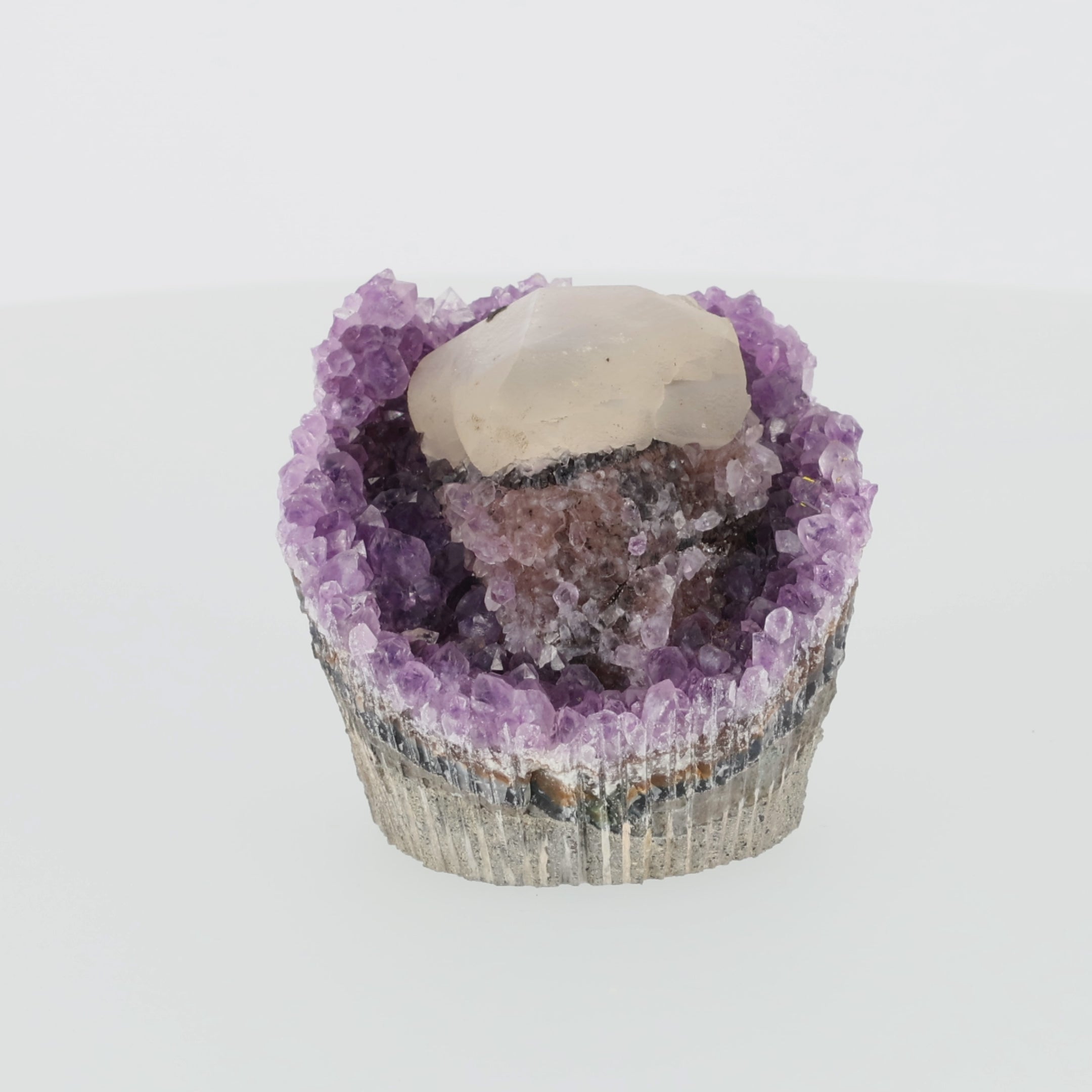Load video: Amethyst mit Calcit aus Uruguay, Amethystkristalle mit hellen Calcitformationen, natürlich gewachsenes Mineralunikat.