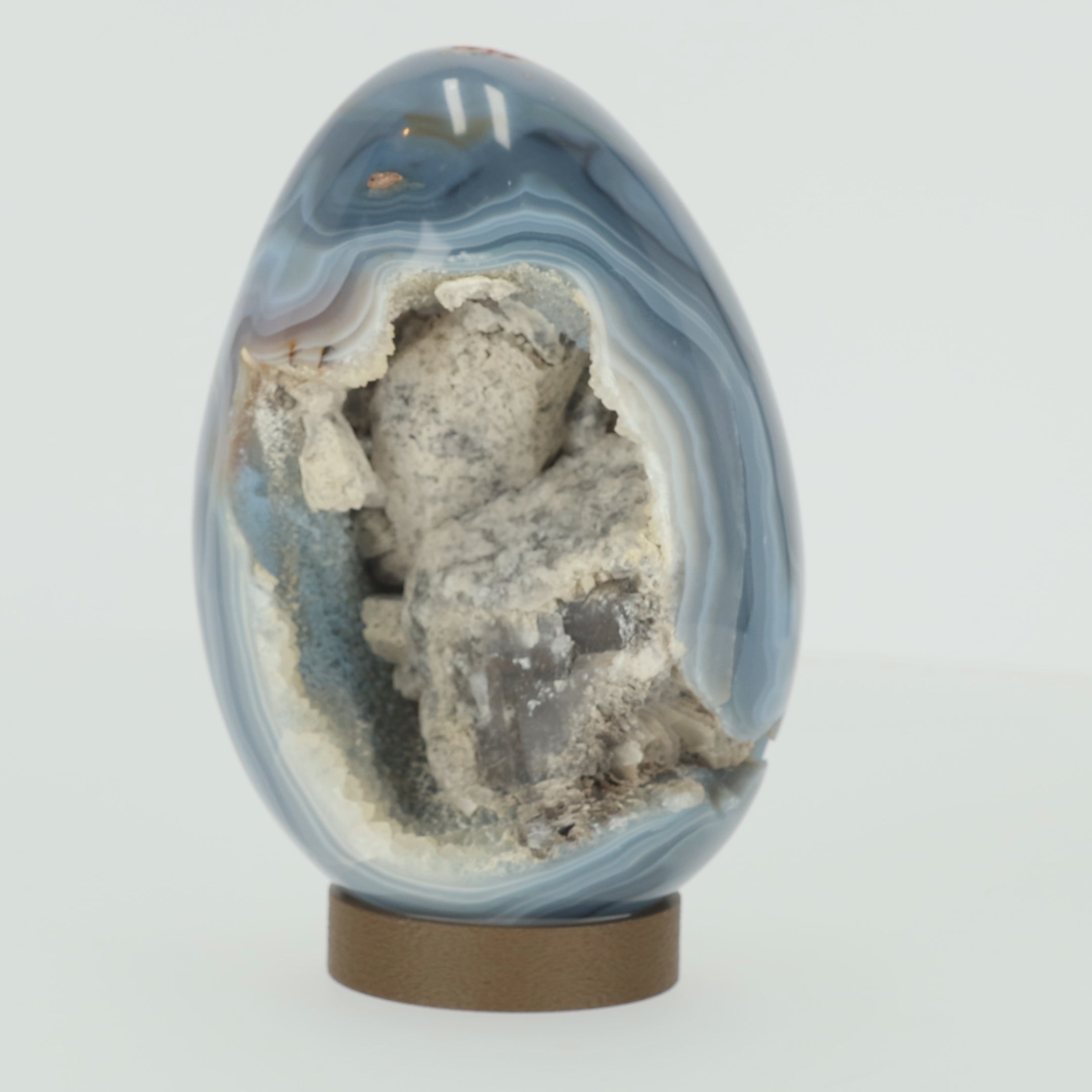 Video laden: Achat-Ei „Kristallgrotte“ – Monumentales Sammlerstück mit blauen Achatbändern (#472)