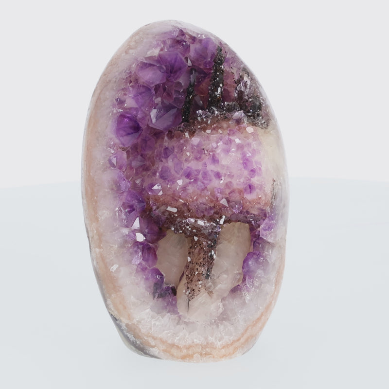 Amethyst mit Calcit aus Uruguay, Amethystkristalle mit hellen Calcitformationen, natürlich gewachsenes Mineralunikat.