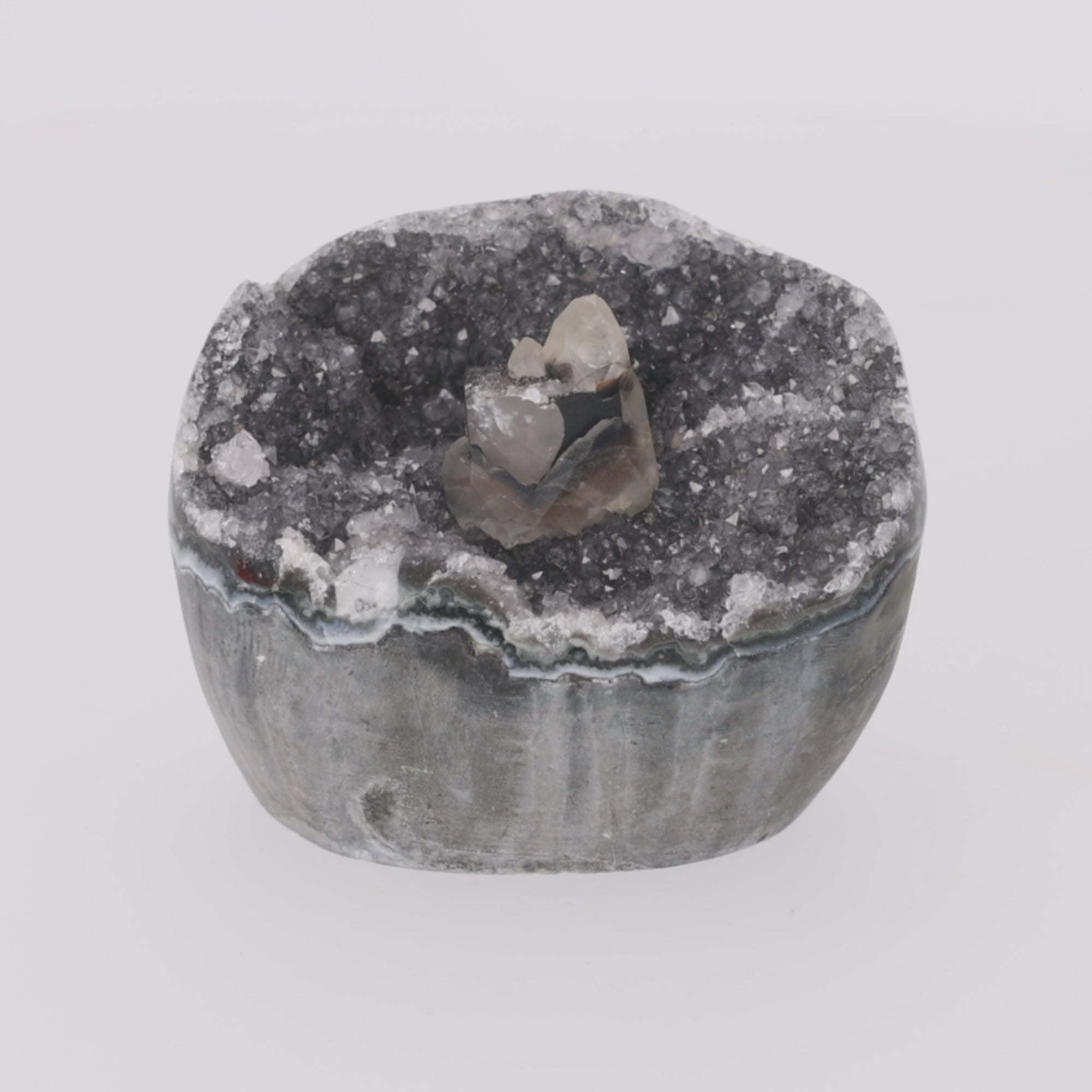 Video laden: Smoky Crown ✦ Amethystdruse mit Calcit &amp; Turmalin | 1.231 g (#930)