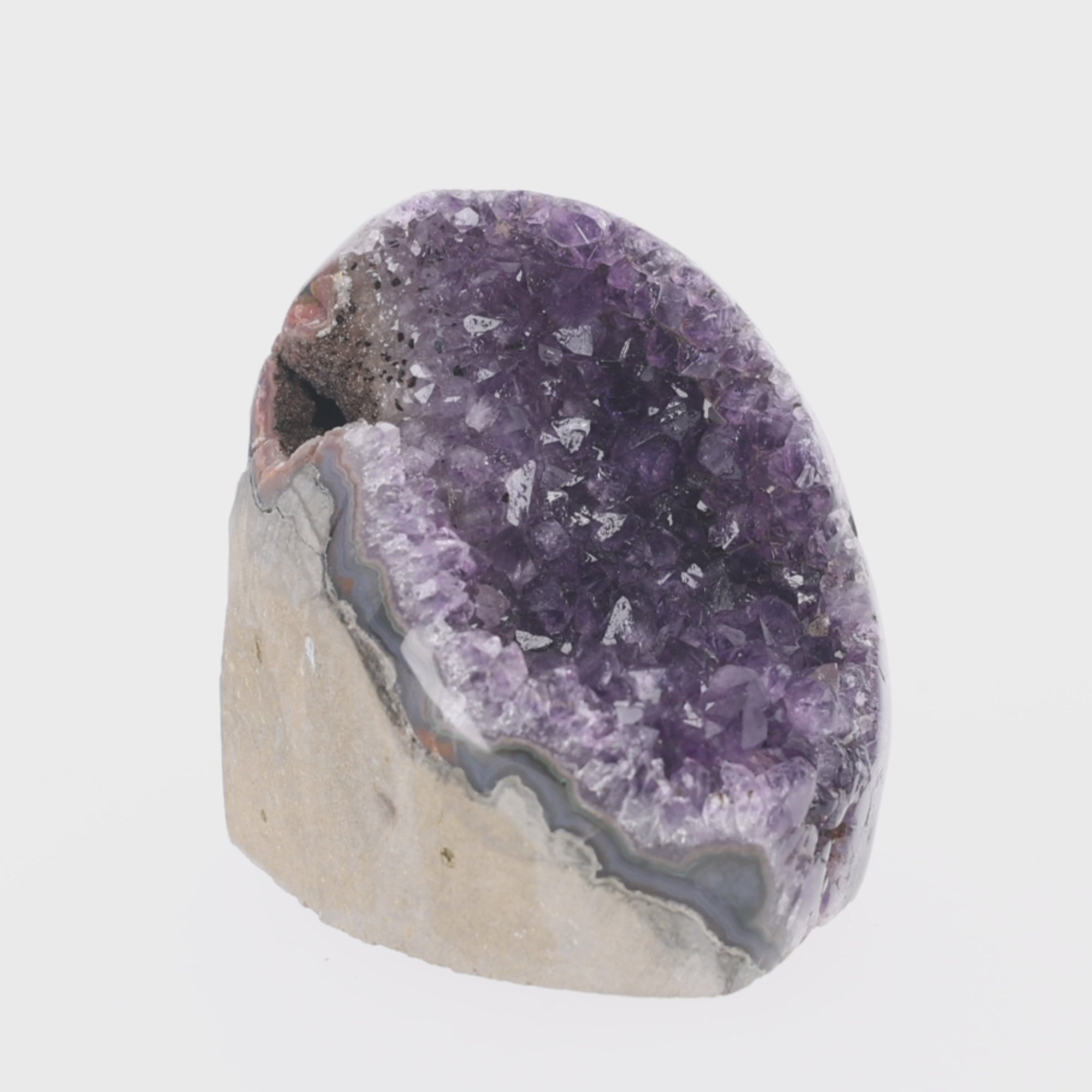 Video laden: Violet Cave – AAA Amethyst mit Turmalin aus Uruguay – 733 g - (#1443)