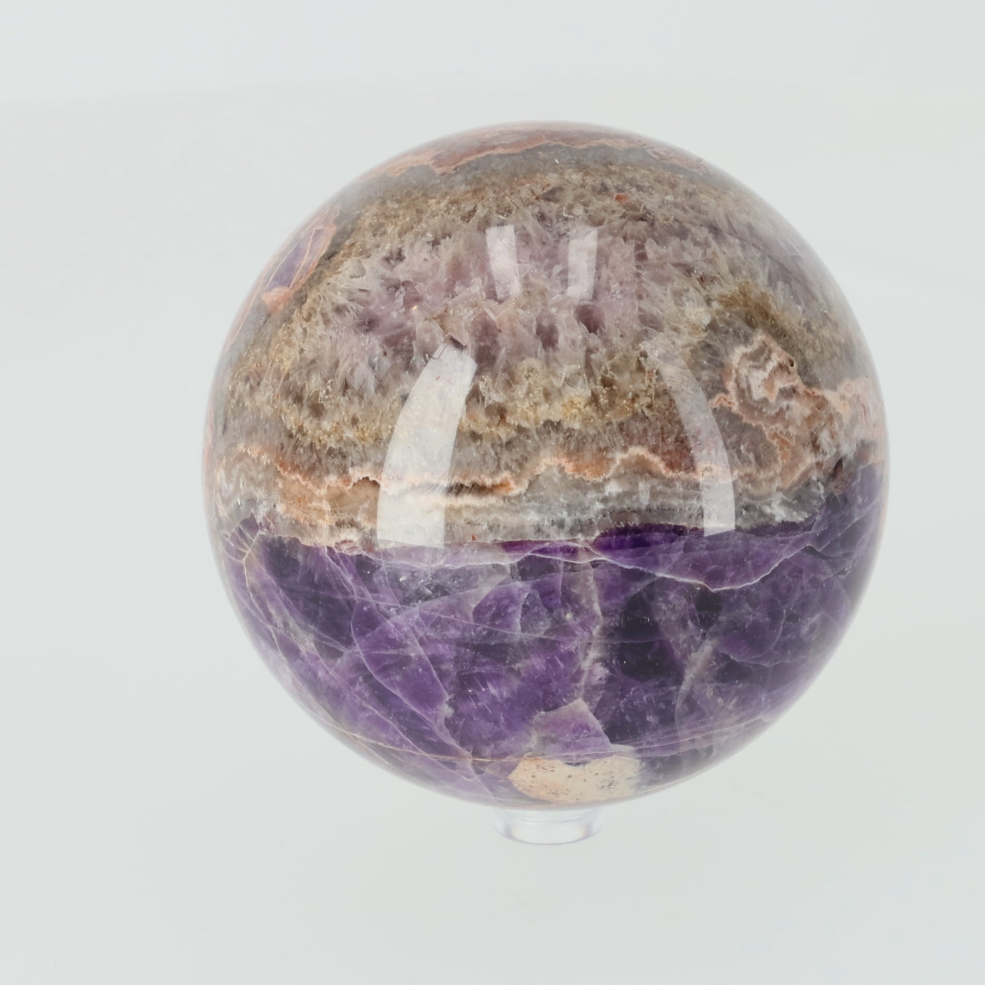 Load video: Chevron Amethyst Kugel aus Brasilien – Einzigartige Bänderung und natürliche Schönheit | 1,238 kg Unikat (#612)