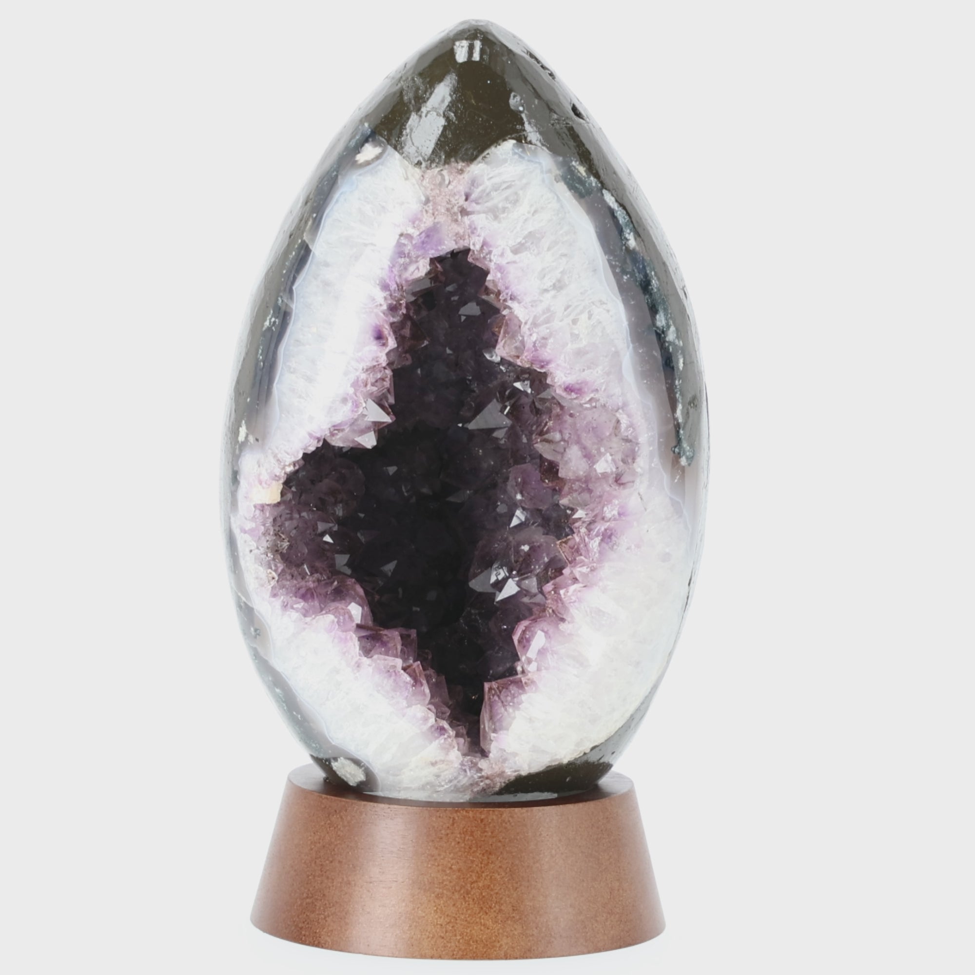 Load video: Großes Amethyst Ei aus Brasilien mit kontrastreicher Kristalldruse und natürlicher Achatstruktur | 3,670 kg Unikat (#562)