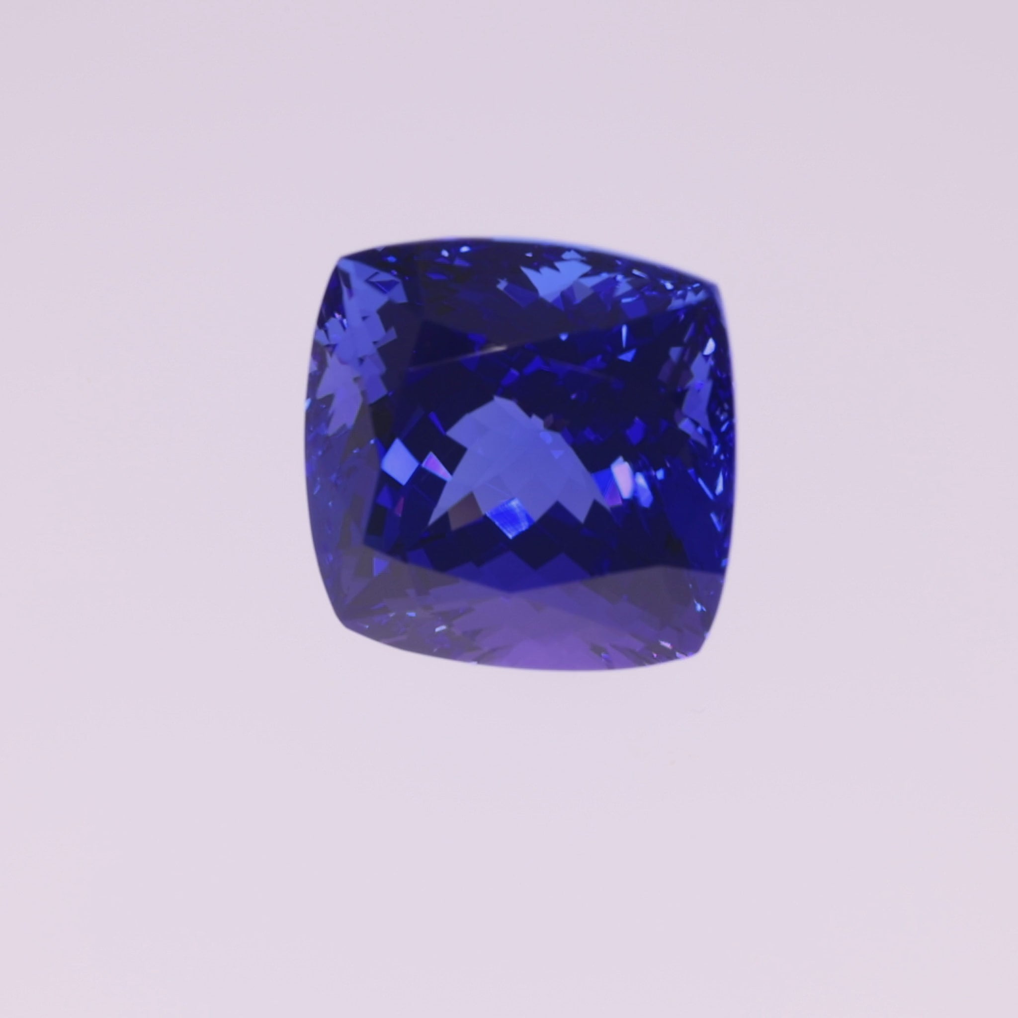 Video laden: Tansanit "Celestial Empire" 34,32 ct - Intense Violetish Blue - IGI Certified