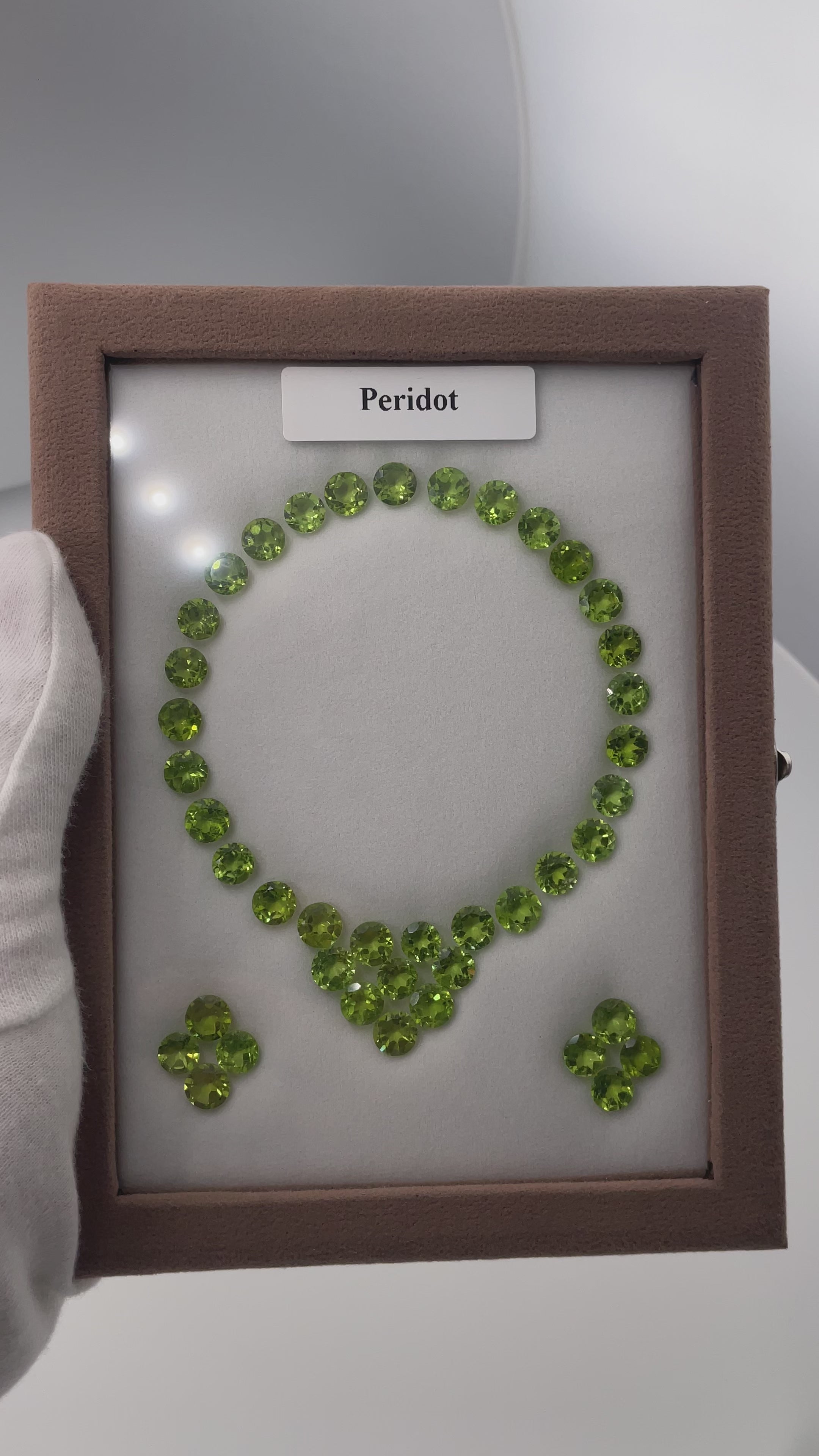 Video laden: 83,325 ct Peridot Set - 42 Brillante Edelsteine im Rundschliff - Frisches Olivgrün