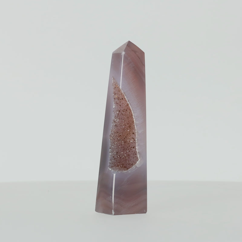 Polierter Achat-Obelisk aus Brasilien mit natürlicher Bänderung und teilweise offener Druzy-Kristallstruktur in Braun-, Grau- und Cremetönen.