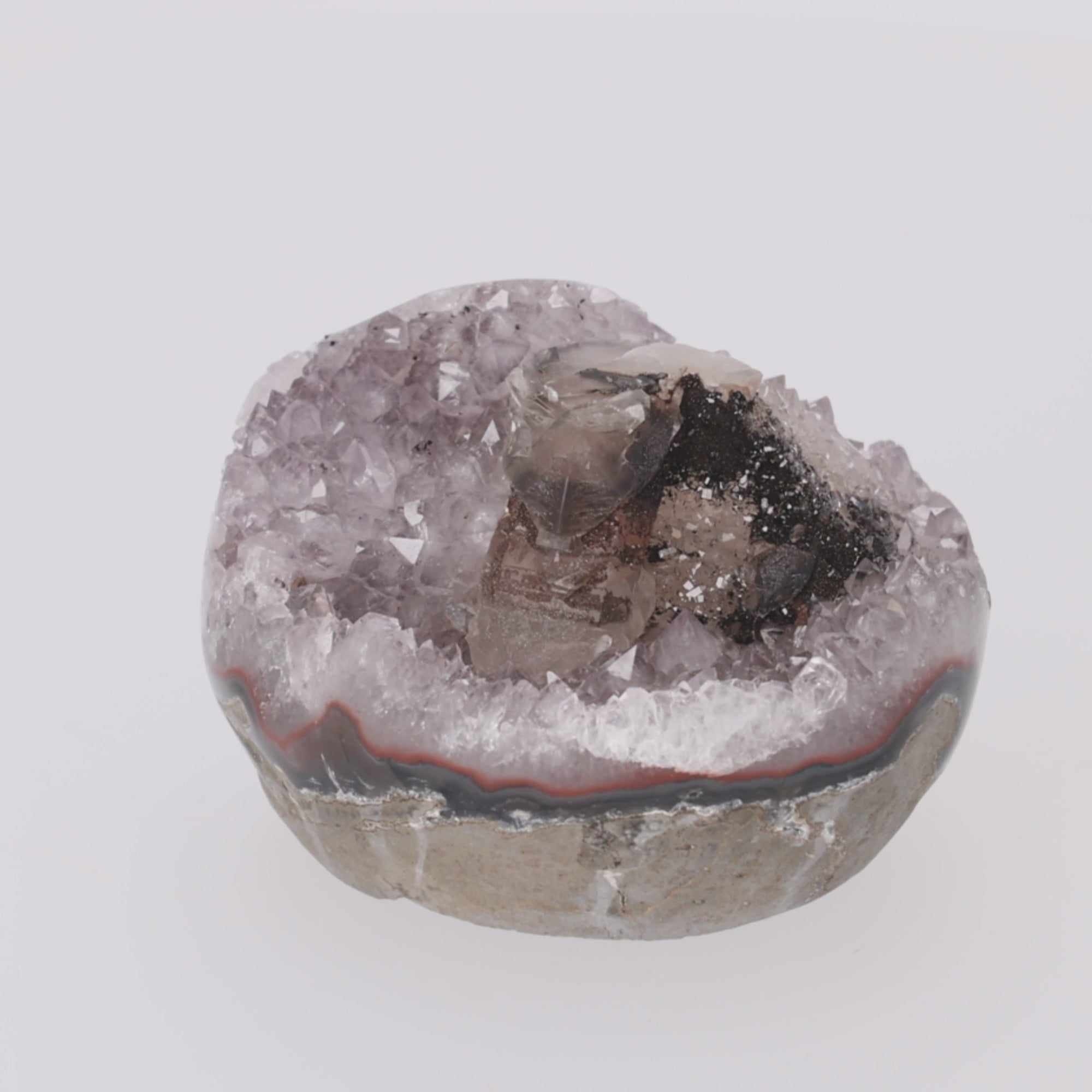 Video laden: Crystal Eclipse ✦ Amethystdruse mit Calcit &amp; Turmalin | 1086 g (#942)