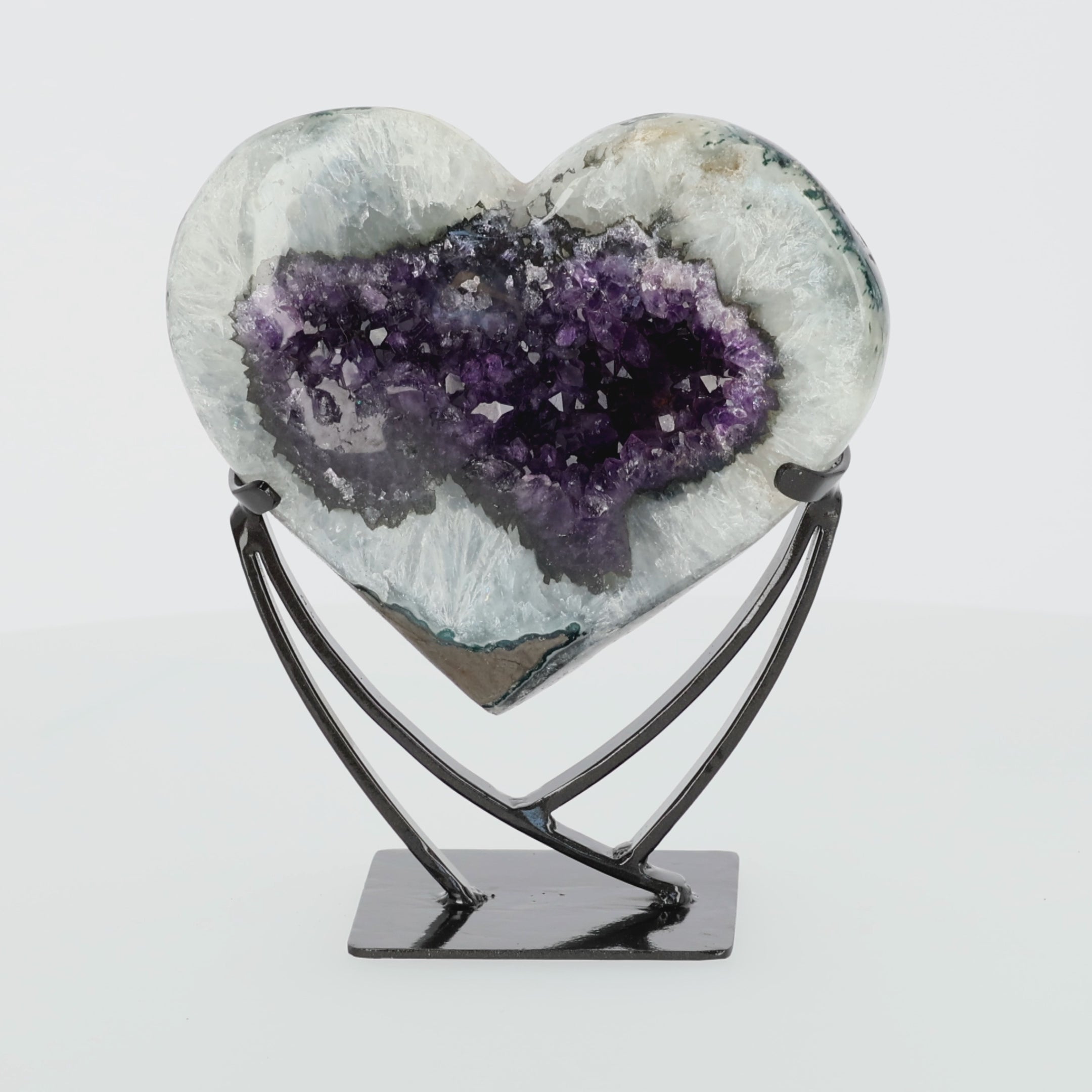 Video laden: Poliertes Amethyst - Herz aus Brasilien mit einzigartigen Metall Ständer