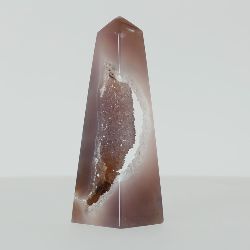 Polierter Achat-Obelisk aus Brasilien mit natürlicher Bänderung und teilweise offener Druzy-Kristallstruktur in Braun-, Grau- und Cremetönen.