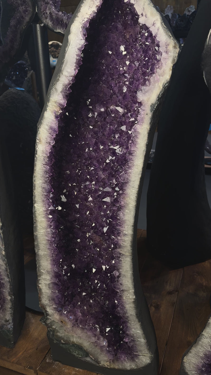 Große Amethyst Cathedral mit intensiver violetter Kristallstruktur aus Brasilien, 89 kg