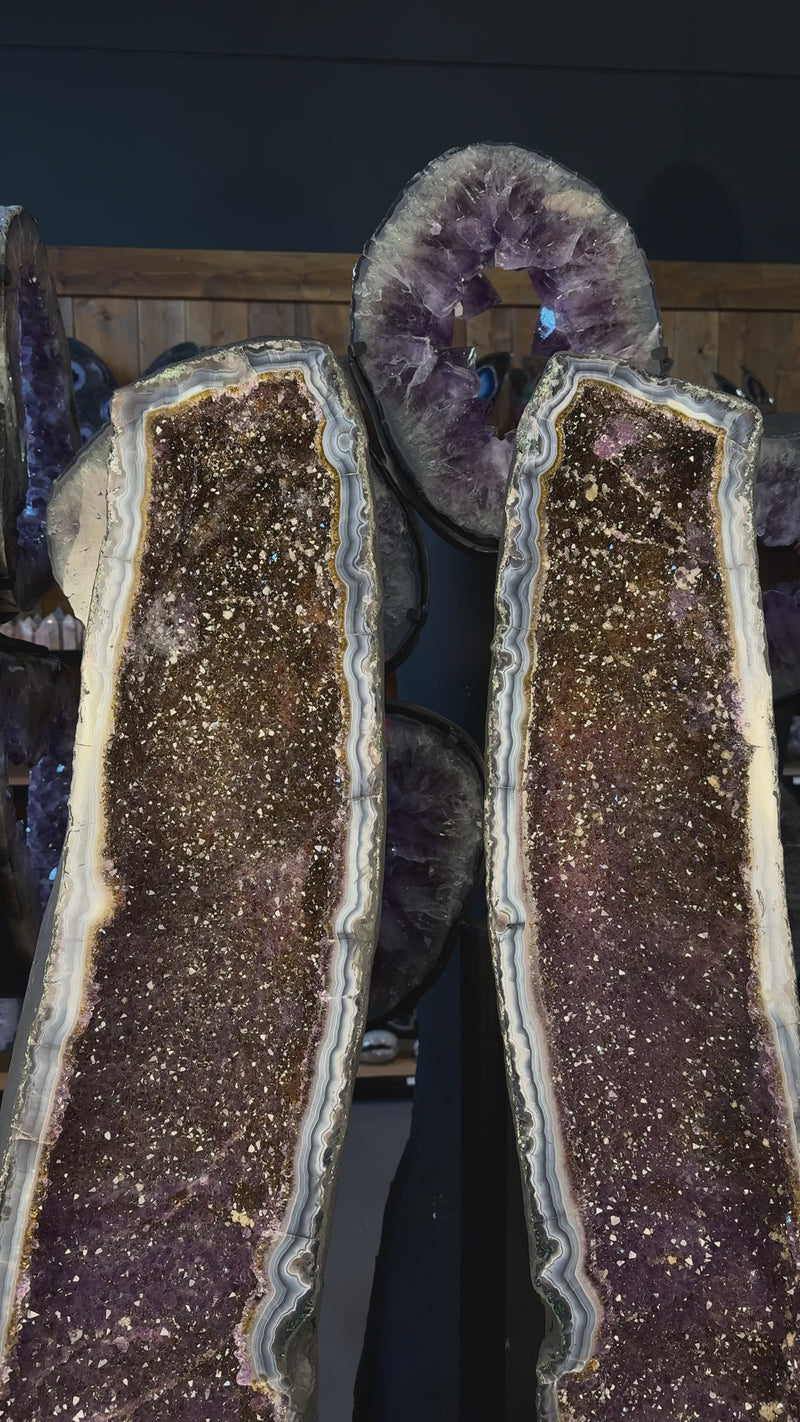 Große Amethyst Cathedral aus Brasilien mit goldenen Mineralstrukturen als Teil eines Zwillingspaares