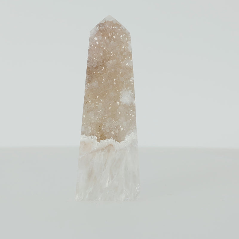 Polierter Achat-Obelisk aus Brasilien mit natürlicher Bänderung und teilweise offener Druzy-Kristallstruktur in Braun-, Grau- und Cremetönen.