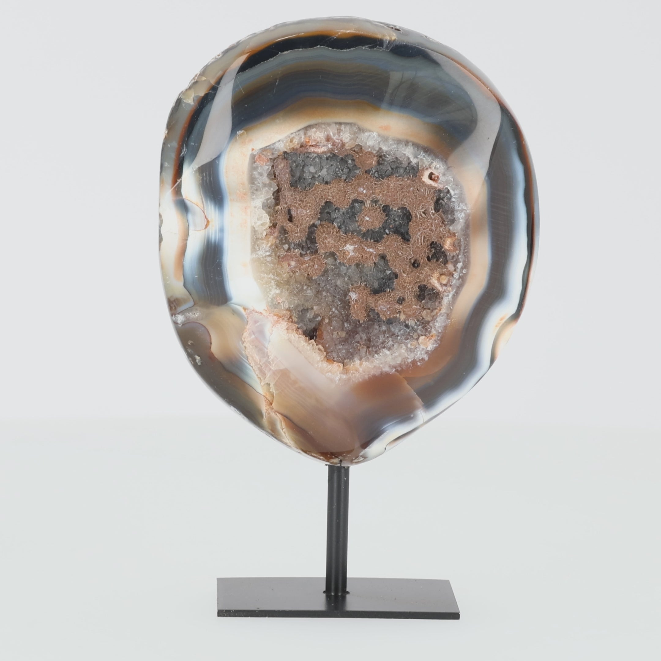 Video laden: Achat-Geode „Desert Eye“ – Ausdrucksstarkes Naturkunstwerk auf Metallständer (#455)