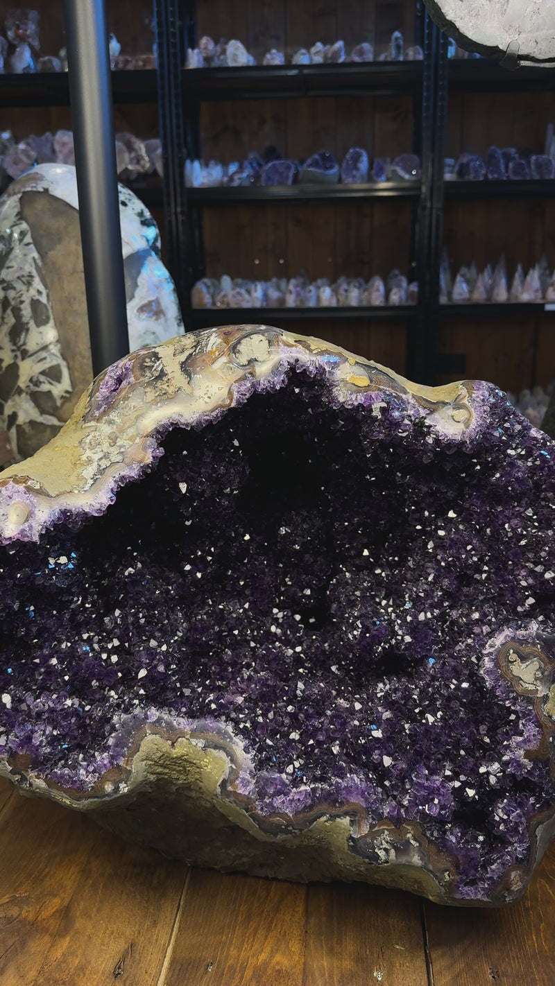 Amethyst Geode 100,2 kg aus Uruguay mit tiefvioletter Kristallhöhle und natürlicher, offener Form