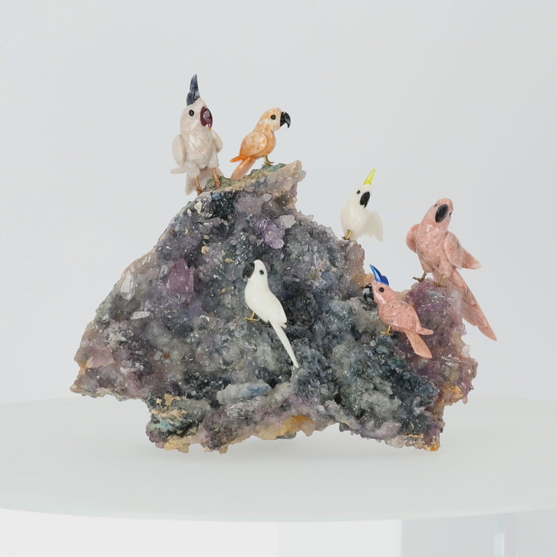 Amethyst-, Bergkristall- oder Achatstein aus Brasilien mit handgearbeiteten Vogelminiaturen aus verschiedenen Natursteinen.