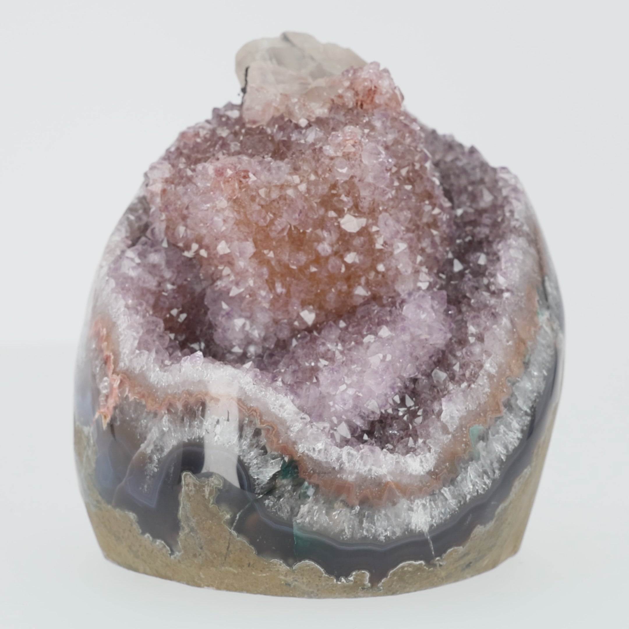 Load video: Amethyst-Druse „Rosenglanz“ mit natürlichem Calcit-Kristall (#428)