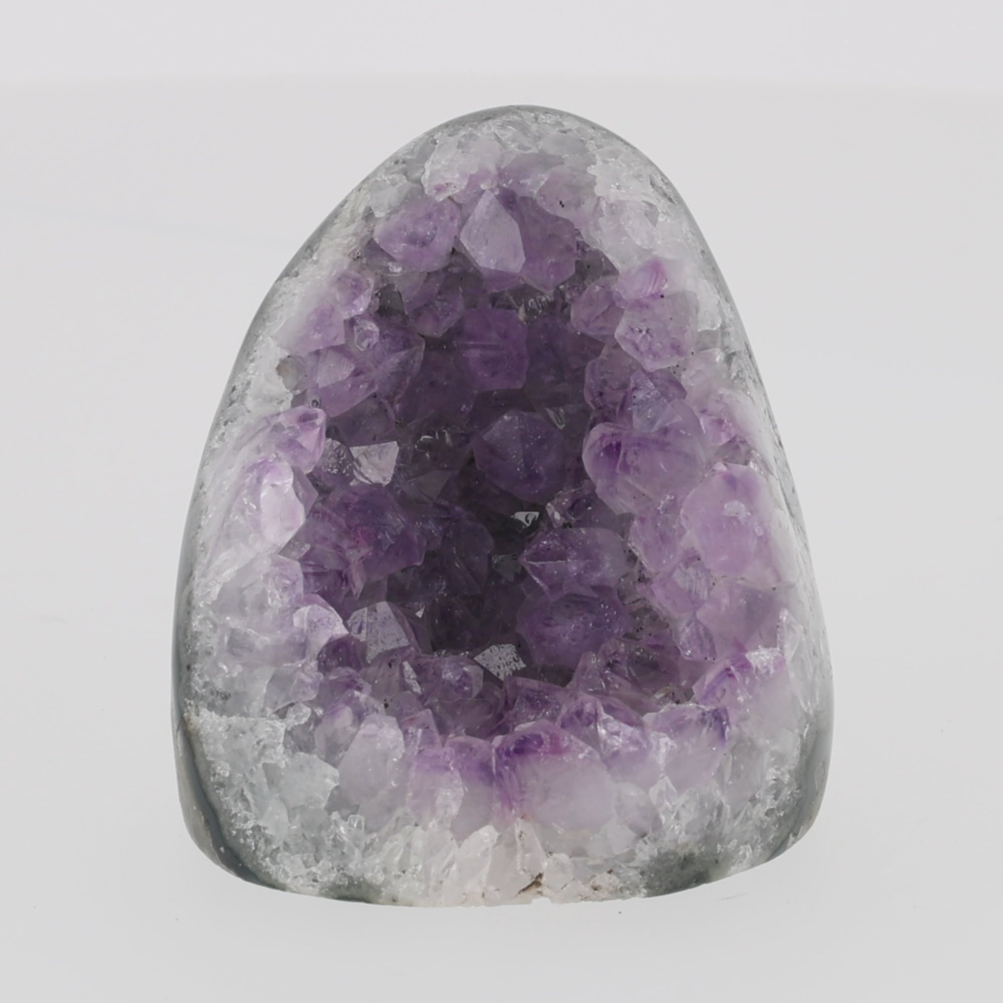 Load video: Amethyst aus Uruguay – Kompaktes Natur Unikat mit beeindruckender Kristalltiefe 632g (#663)