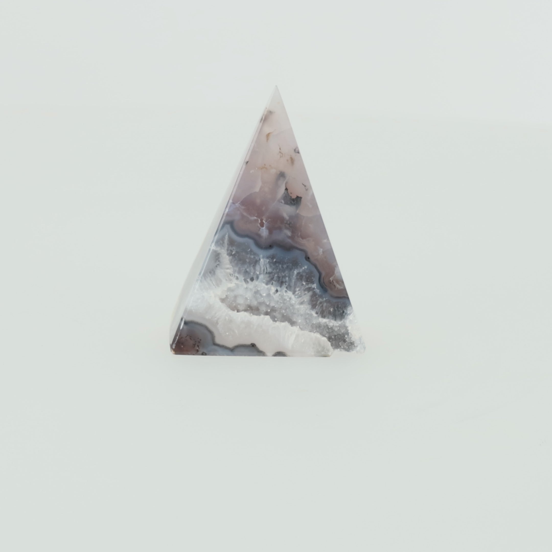 Video laden: Achat-Pyramide „Frostkristall“ – Faszinierendes Naturkunstwerk mit Kristalldruse (#458)