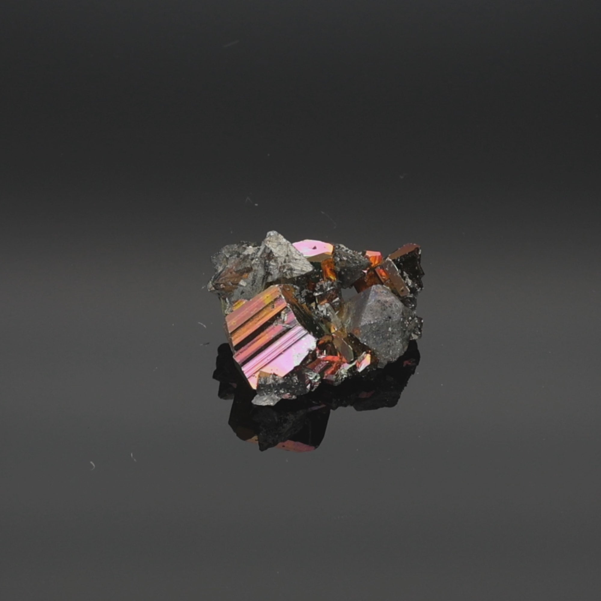 Load video: Electric Shard – Rainbow Pyrit aus Borneo, Indonesien – 31,19 g – Mineralien-Unikat (#1105)
