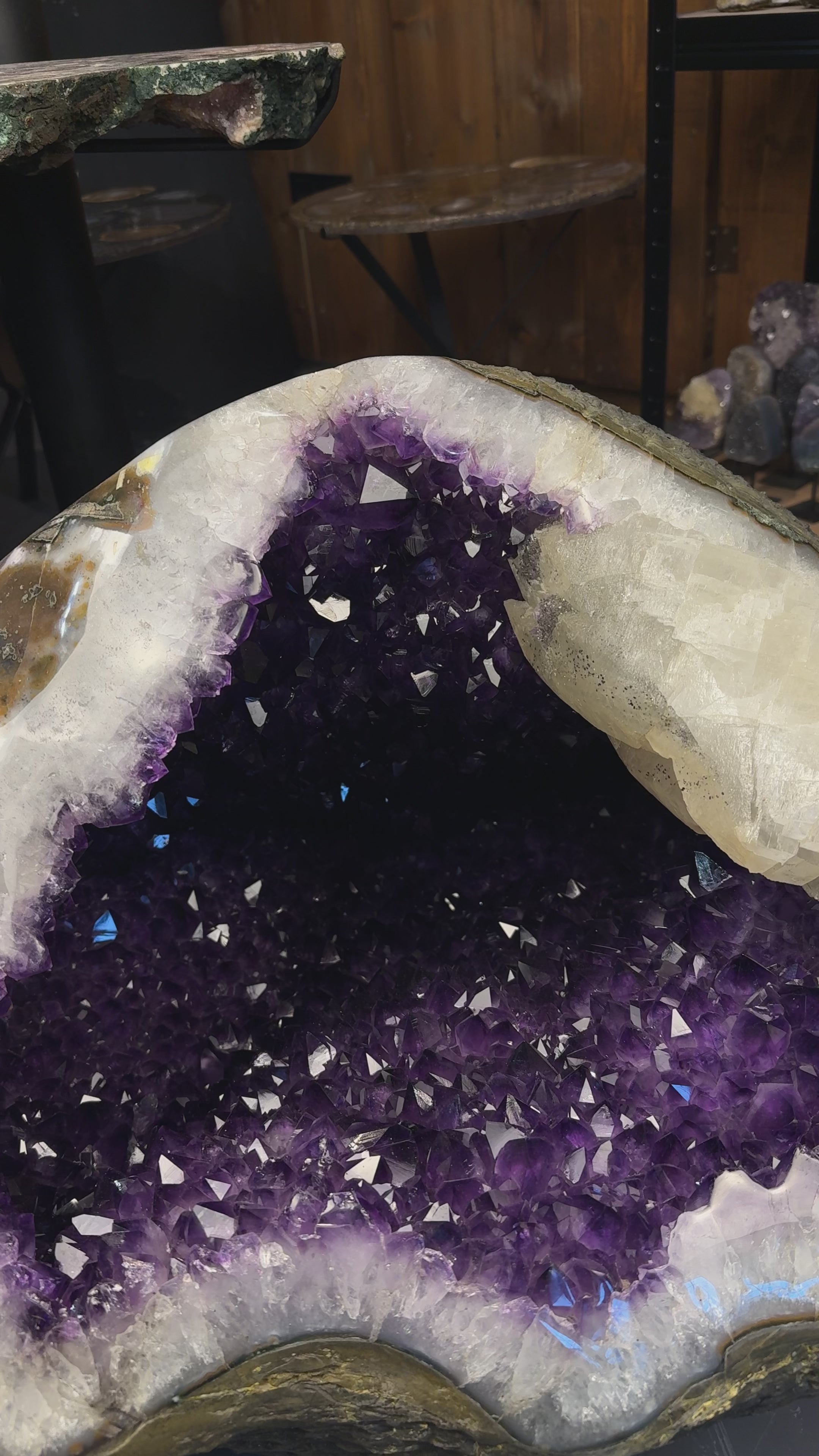 Load video: Amethyst Geode Uruguay 148 kg tiefvioletter Kristallkern große offene Geode Naturstein Unikat