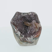 Amethyst mit Calcit aus Uruguay, Amethystkristalle mit hellen Calcitformationen, natürlich gewachsenes Mineralunikat.