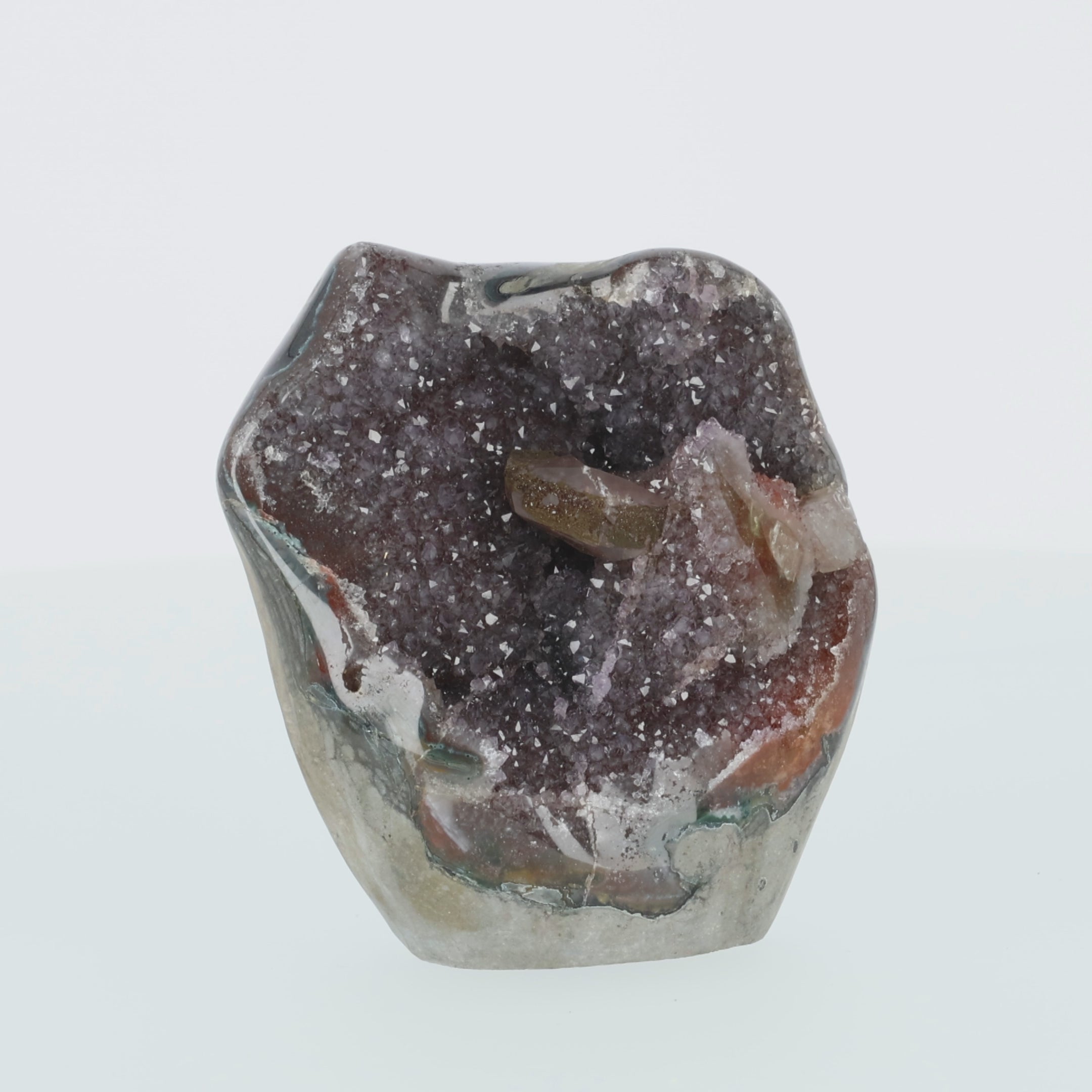 Video laden: Amethyst mit Calcit aus Uruguay, Amethystkristalle mit hellen Calcitformationen, natürlich gewachsenes Mineralunikat.