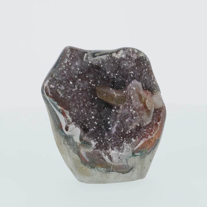 Amethyst mit Calcit aus Uruguay, Amethystkristalle mit hellen Calcitformationen, natürlich gewachsenes Mineralunikat.