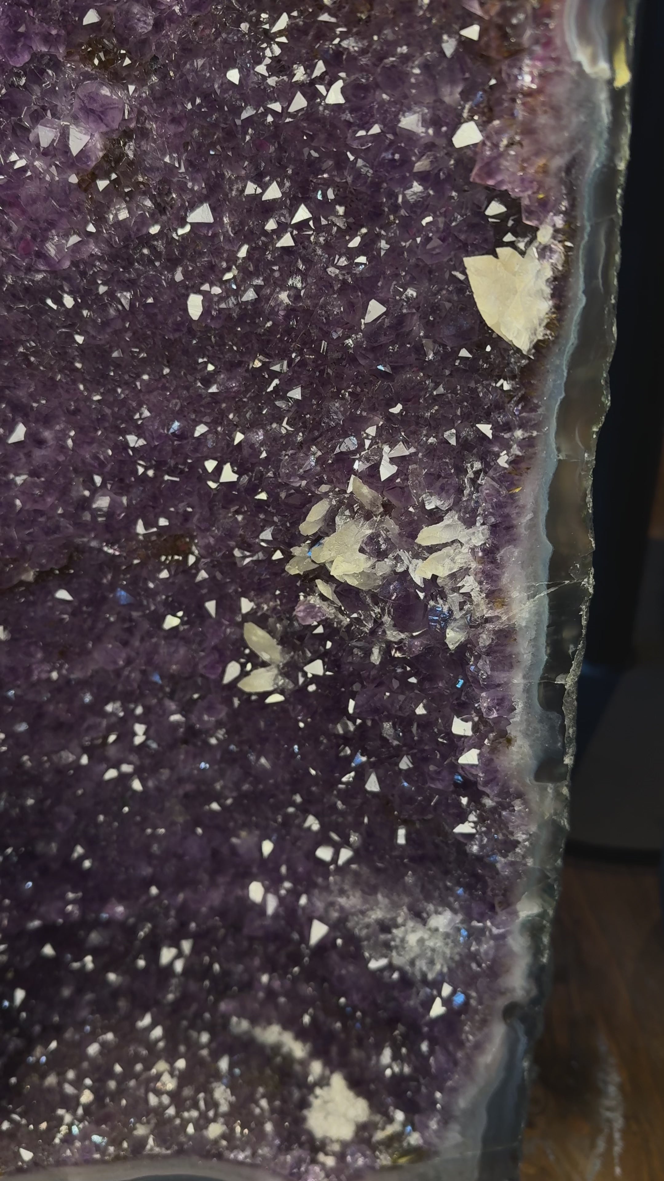 Video laden: Große Amethyst Cathedral aus Brasilien mit goldenen Mineralstrukturen als Teil eines Zwillingspaares