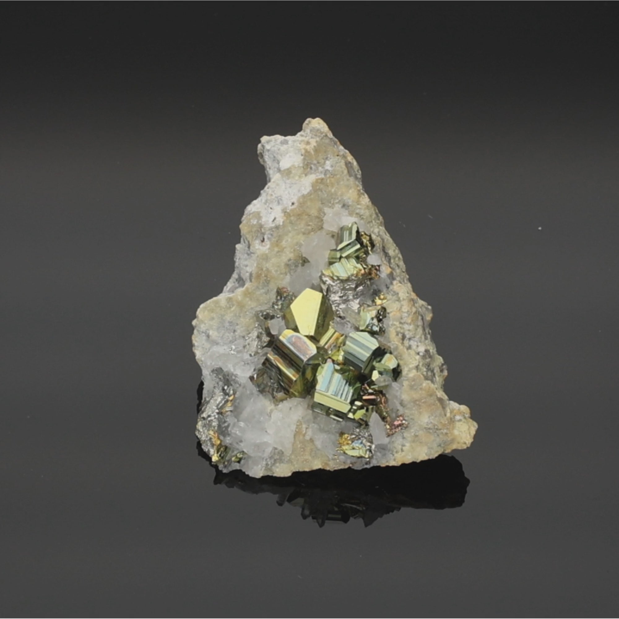 Video laden: Neon Rift – Rainbow Pyrit aus Borneo, Indonesien – 86 g – Mineralien-Unikat (#1089)