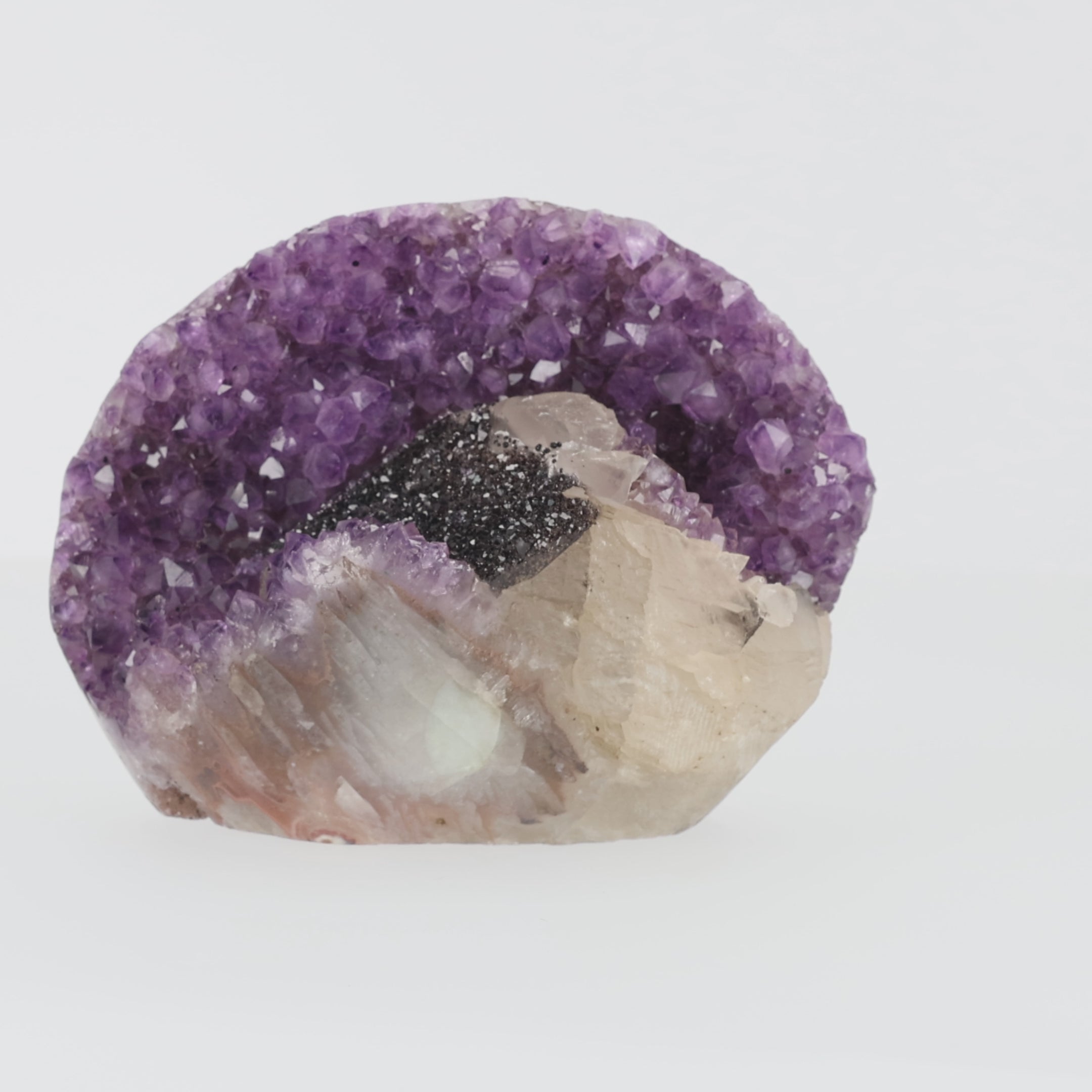 Load video: Amethystbogen „Violette Harmonie“ mit Calcit und funkelnder Kristallstruktur (#425)